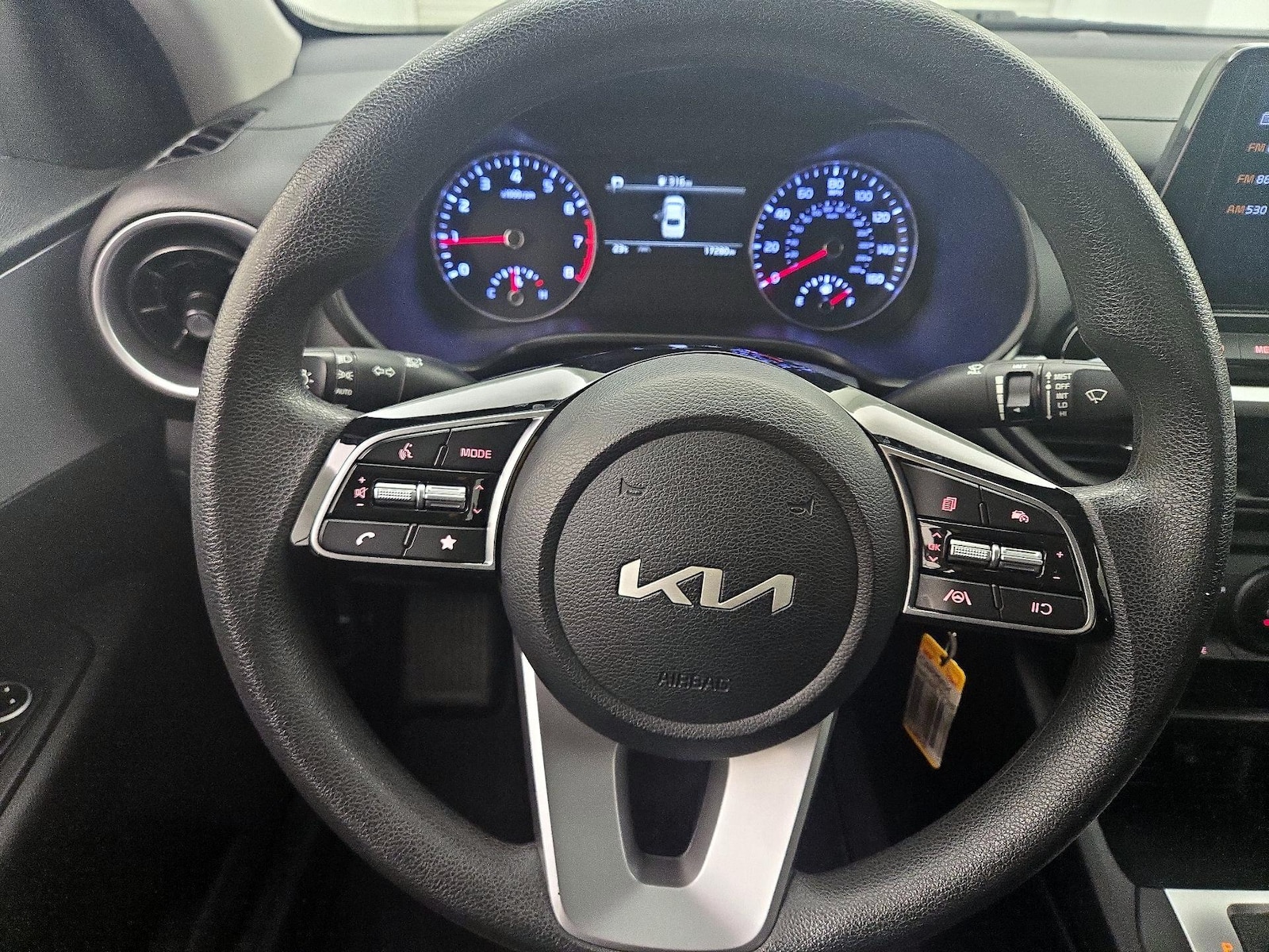 2024 Kia Forte LXS - Photo 9