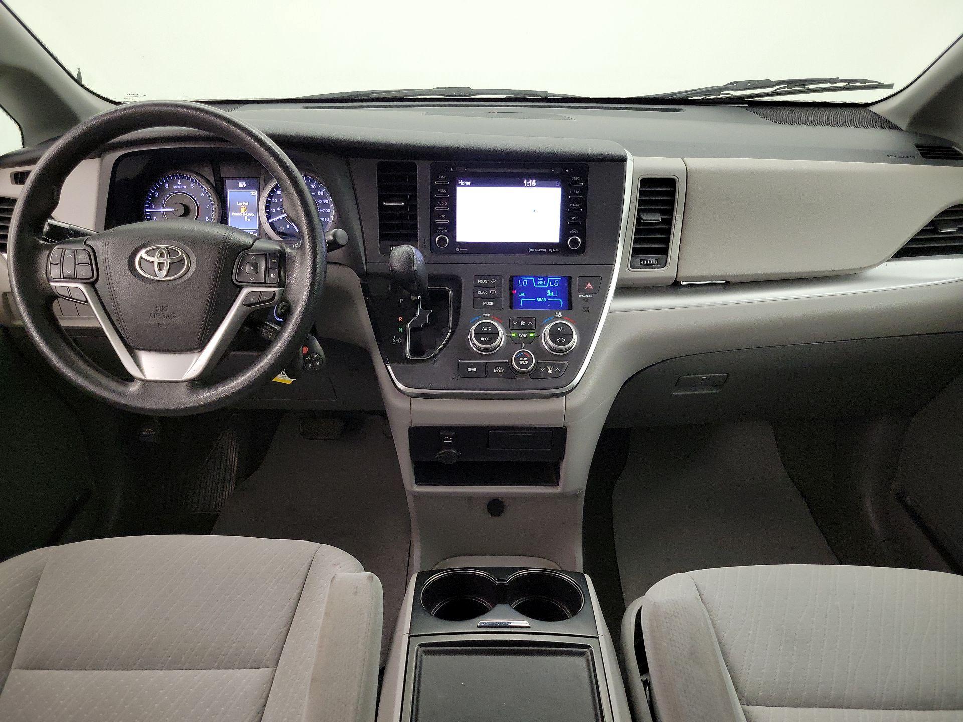 Thumbnail: 2018 Toyota Sienna - 9