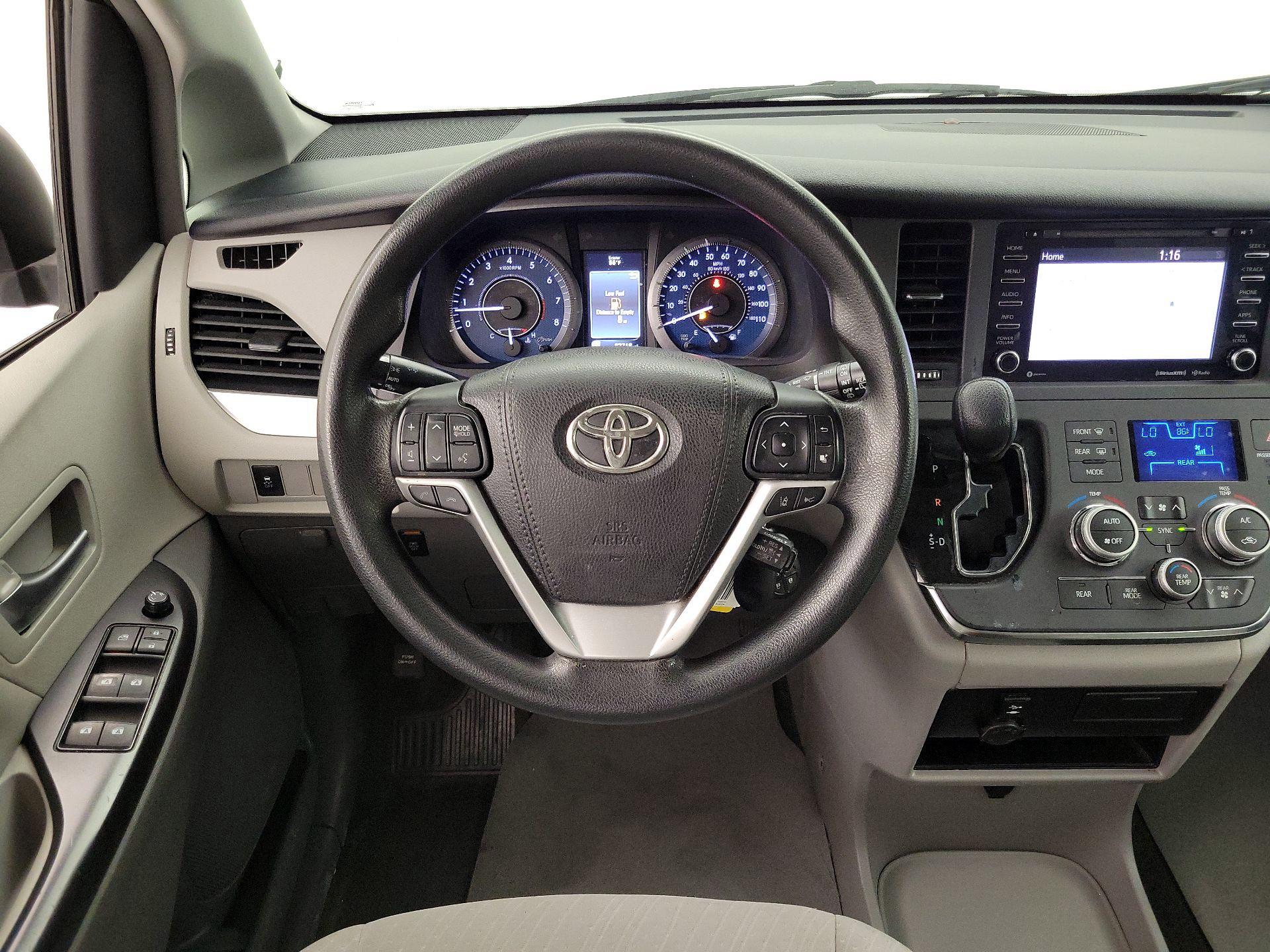 Thumbnail: 2018 Toyota Sienna - 10