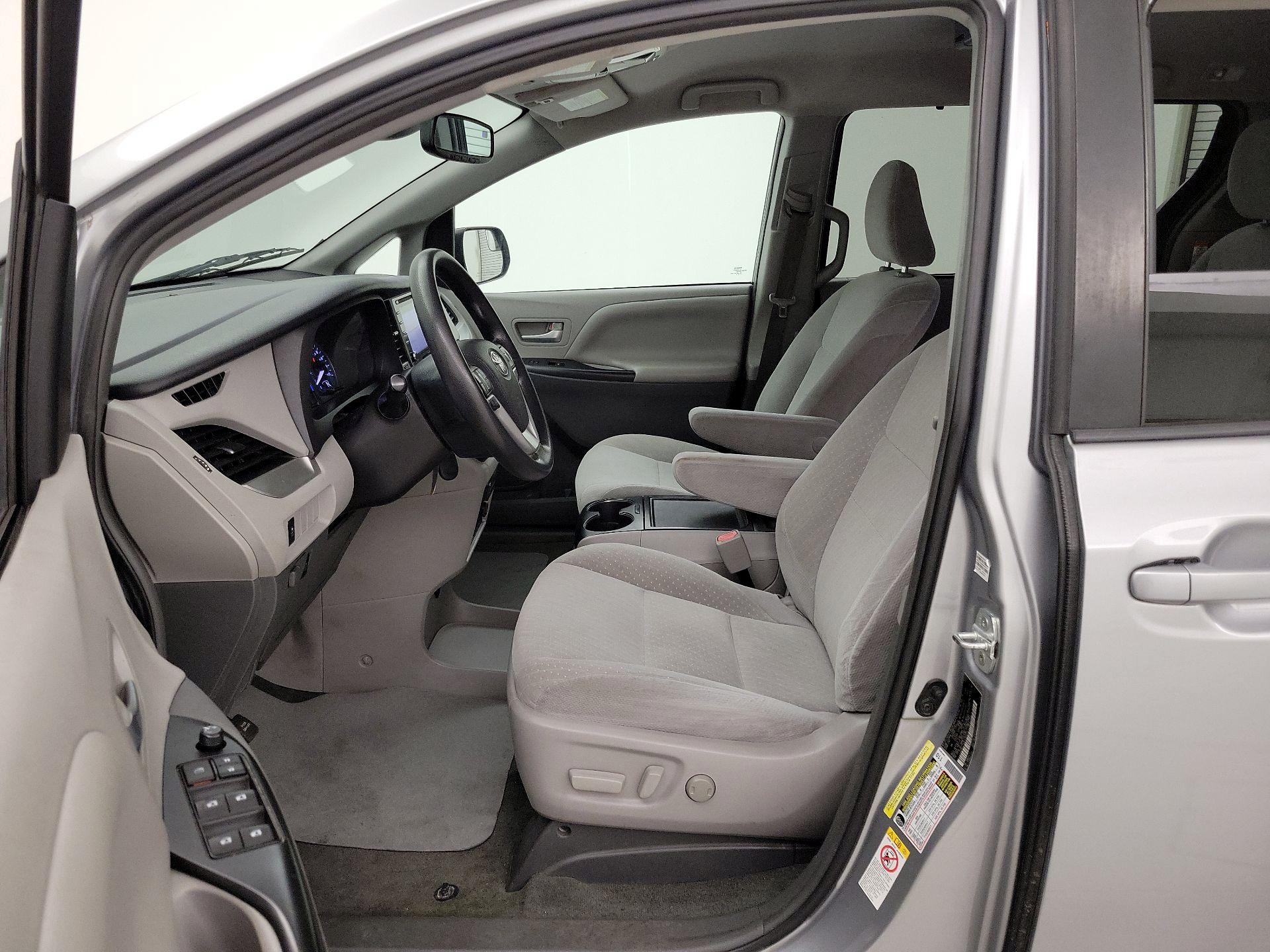 Thumbnail: 2018 Toyota Sienna - 11