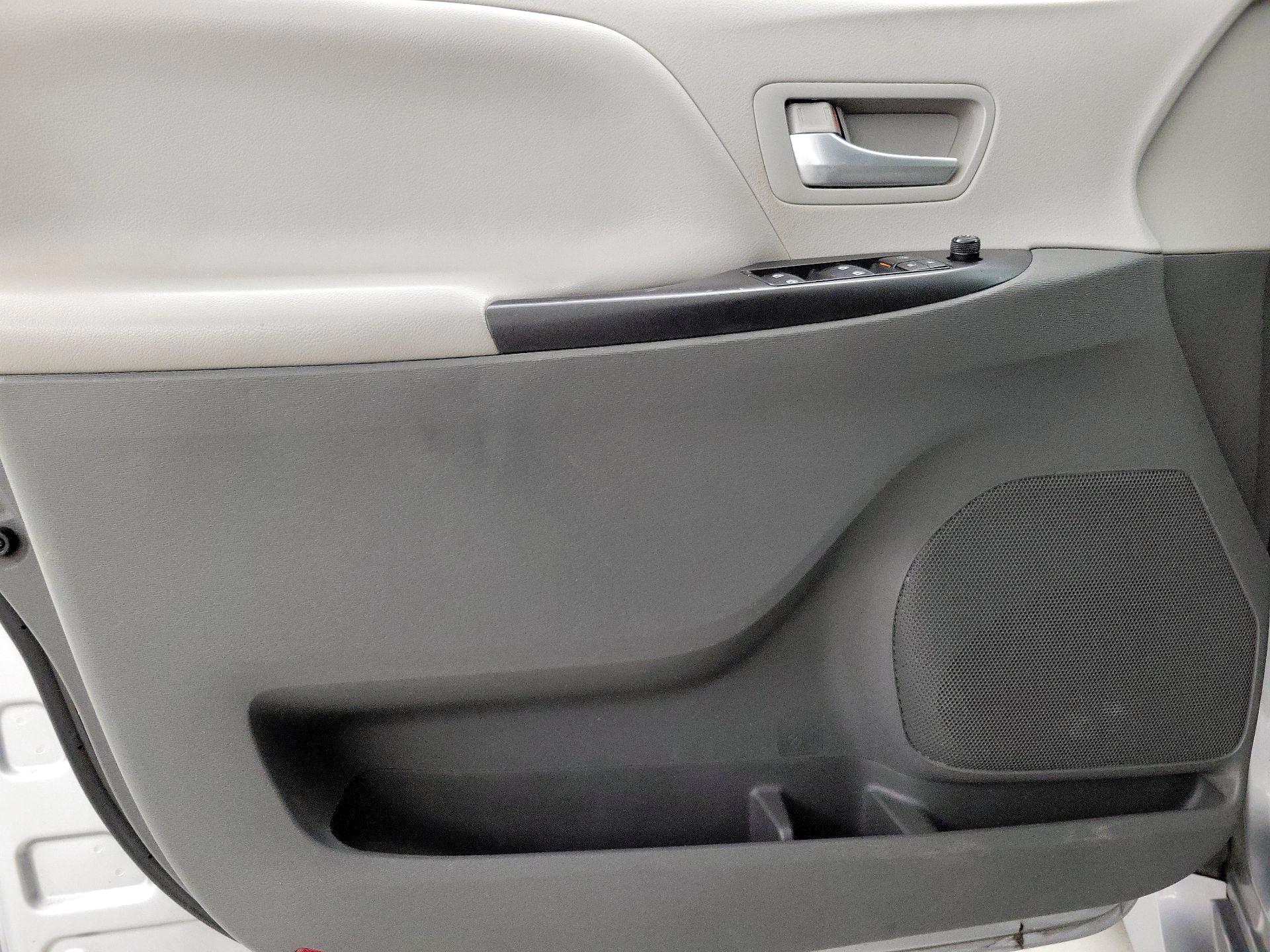 Thumbnail: 2018 Toyota Sienna - 12