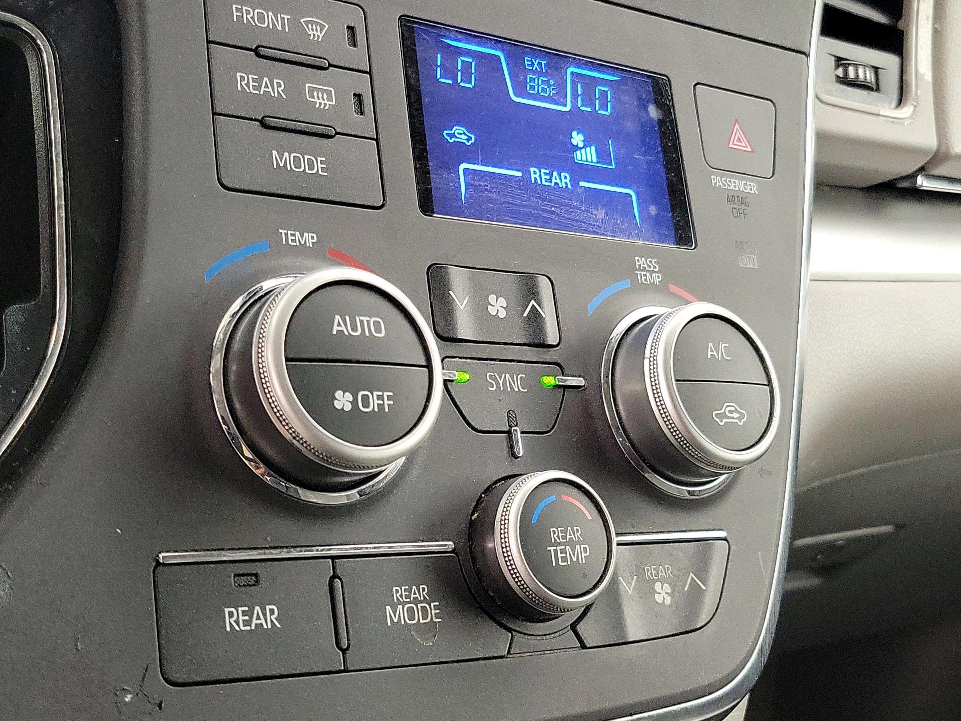 Thumbnail: 2018 Toyota Sienna - 16