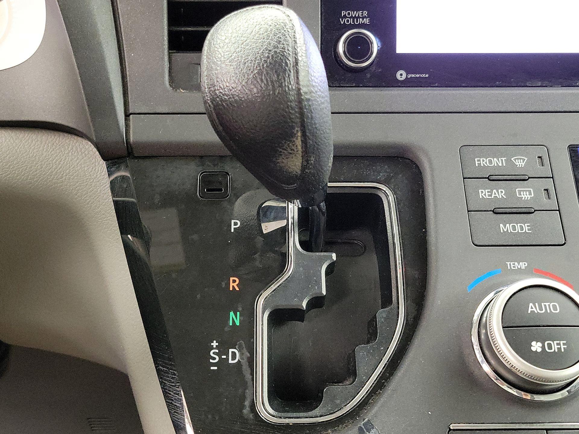 Thumbnail: 2018 Toyota Sienna - 17