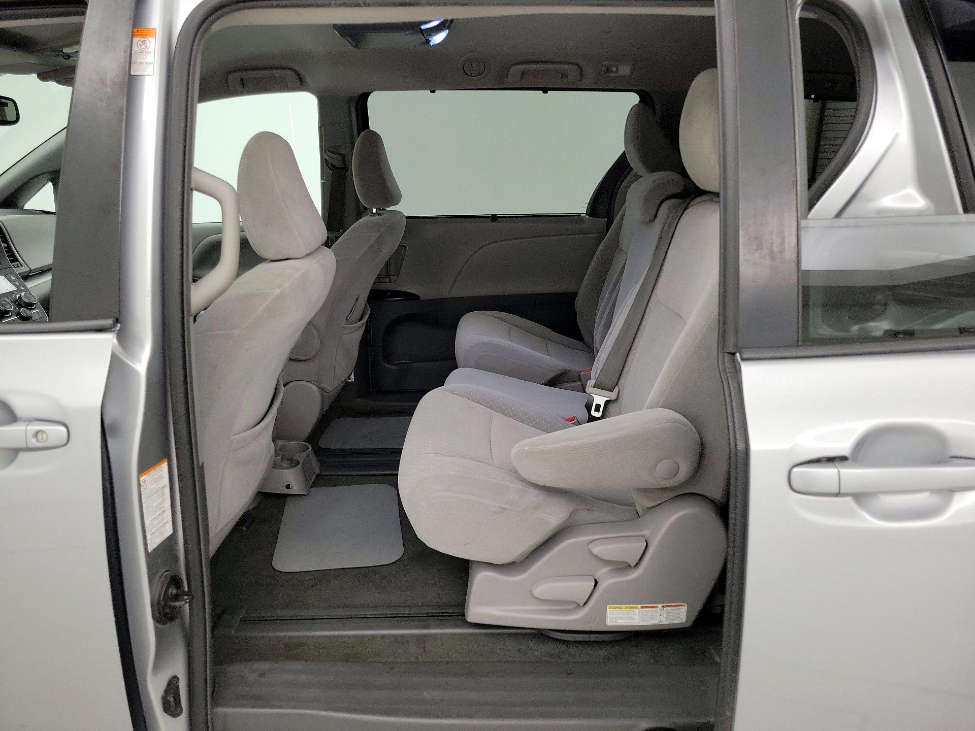 Thumbnail: 2018 Toyota Sienna - 19
