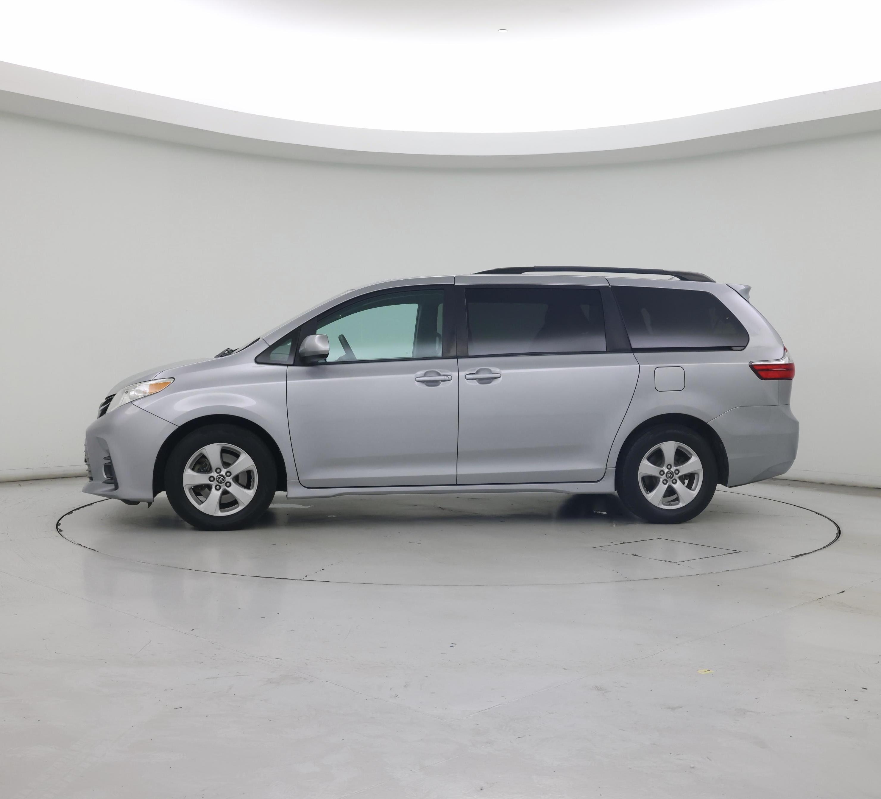 Thumbnail: 2018 Toyota Sienna - 3