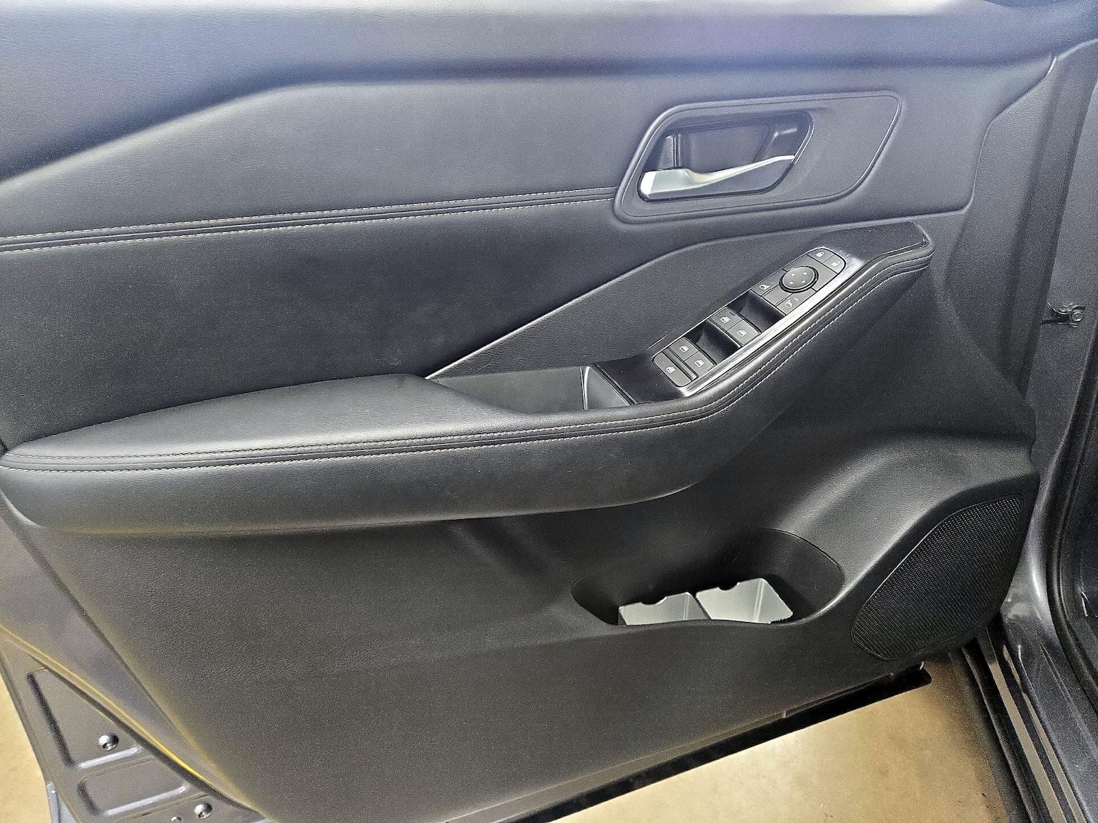 2025 Nissan Rogue SV - Photo 13