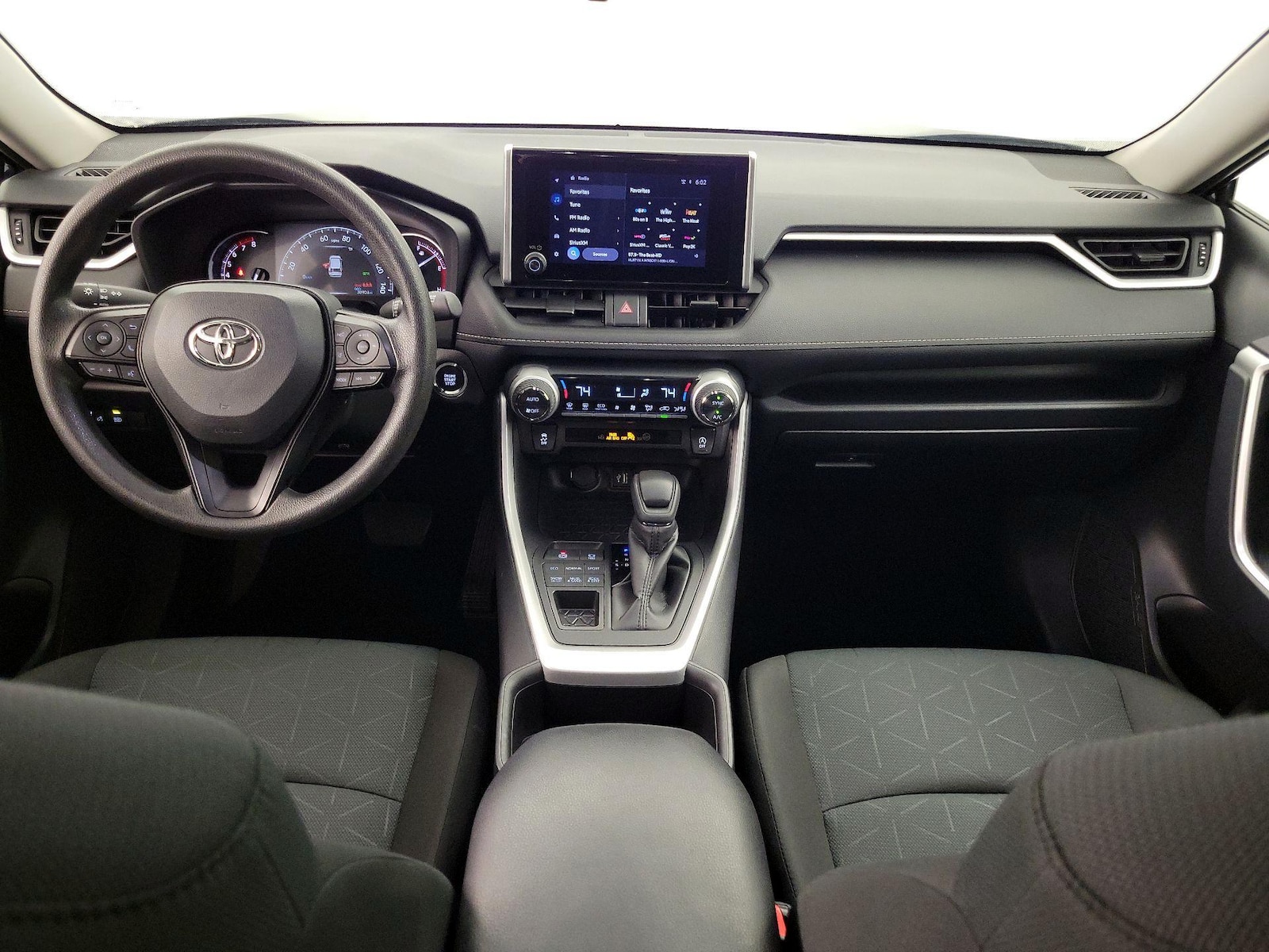 2025 Toyota RAV4 XLE - Photo 10