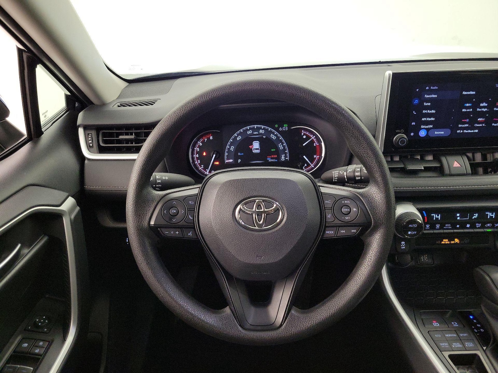 2025 Toyota RAV4 XLE - Photo 11