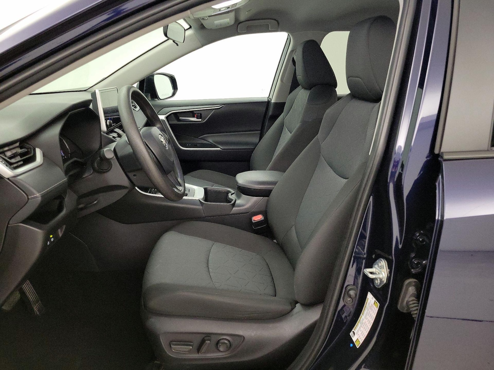 2025 Toyota RAV4 XLE - Photo 12