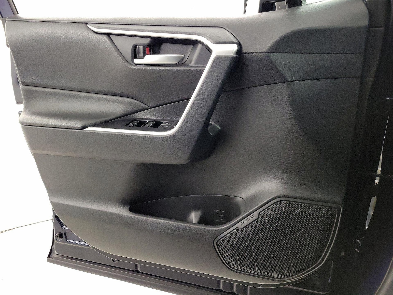 2025 Toyota RAV4 XLE - Photo 13