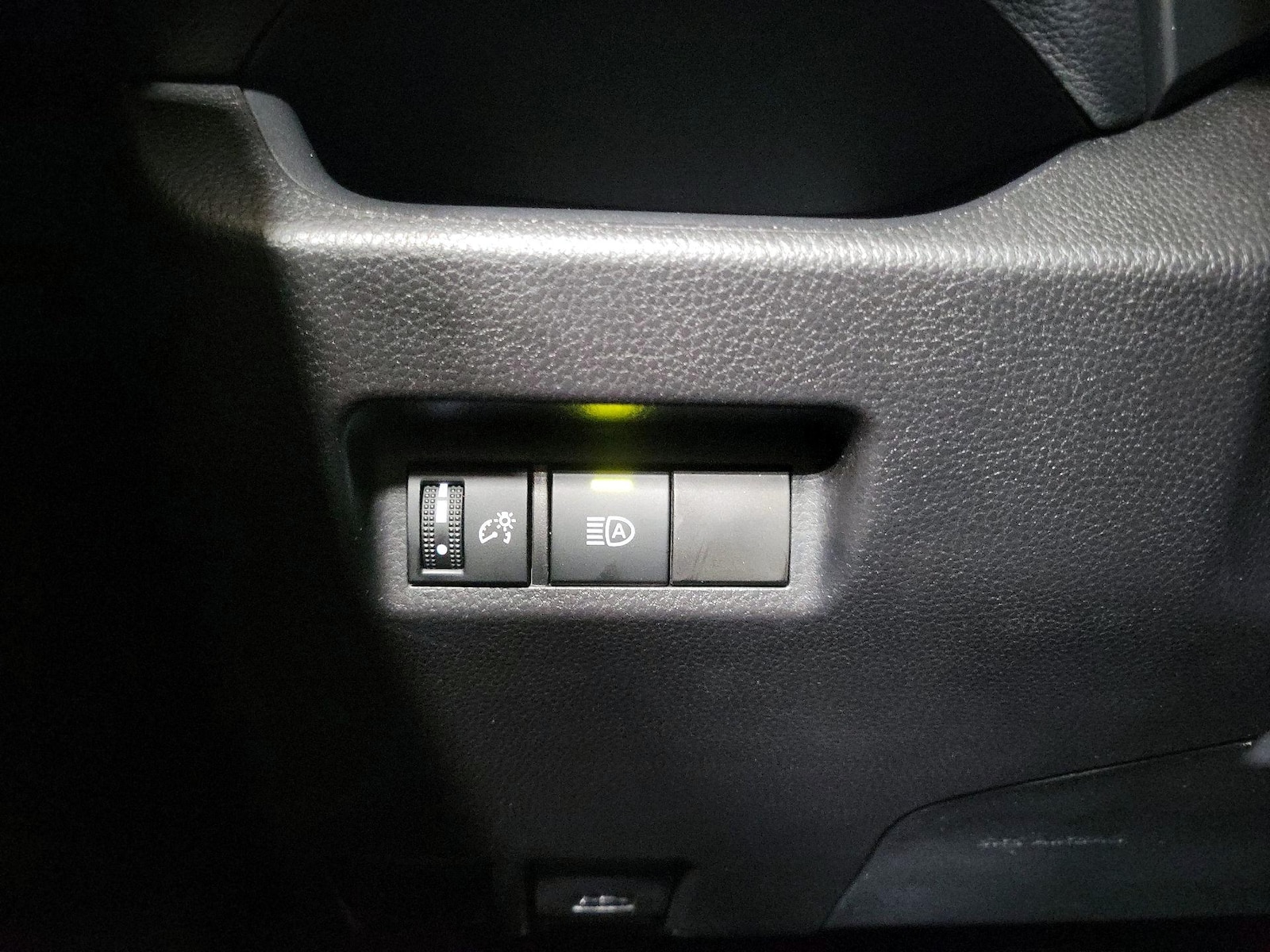 2025 Toyota RAV4 XLE - Photo 14