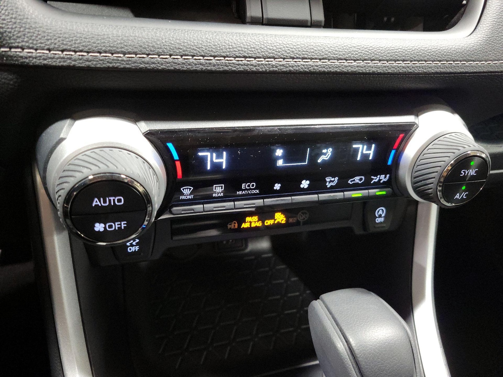 2025 Toyota RAV4 XLE - Photo 17