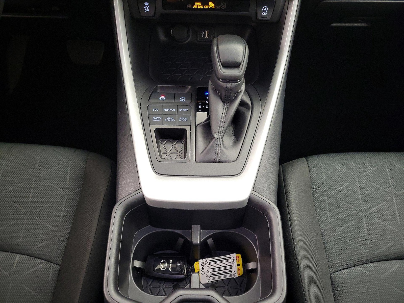 2025 Toyota RAV4 XLE - Photo 18
