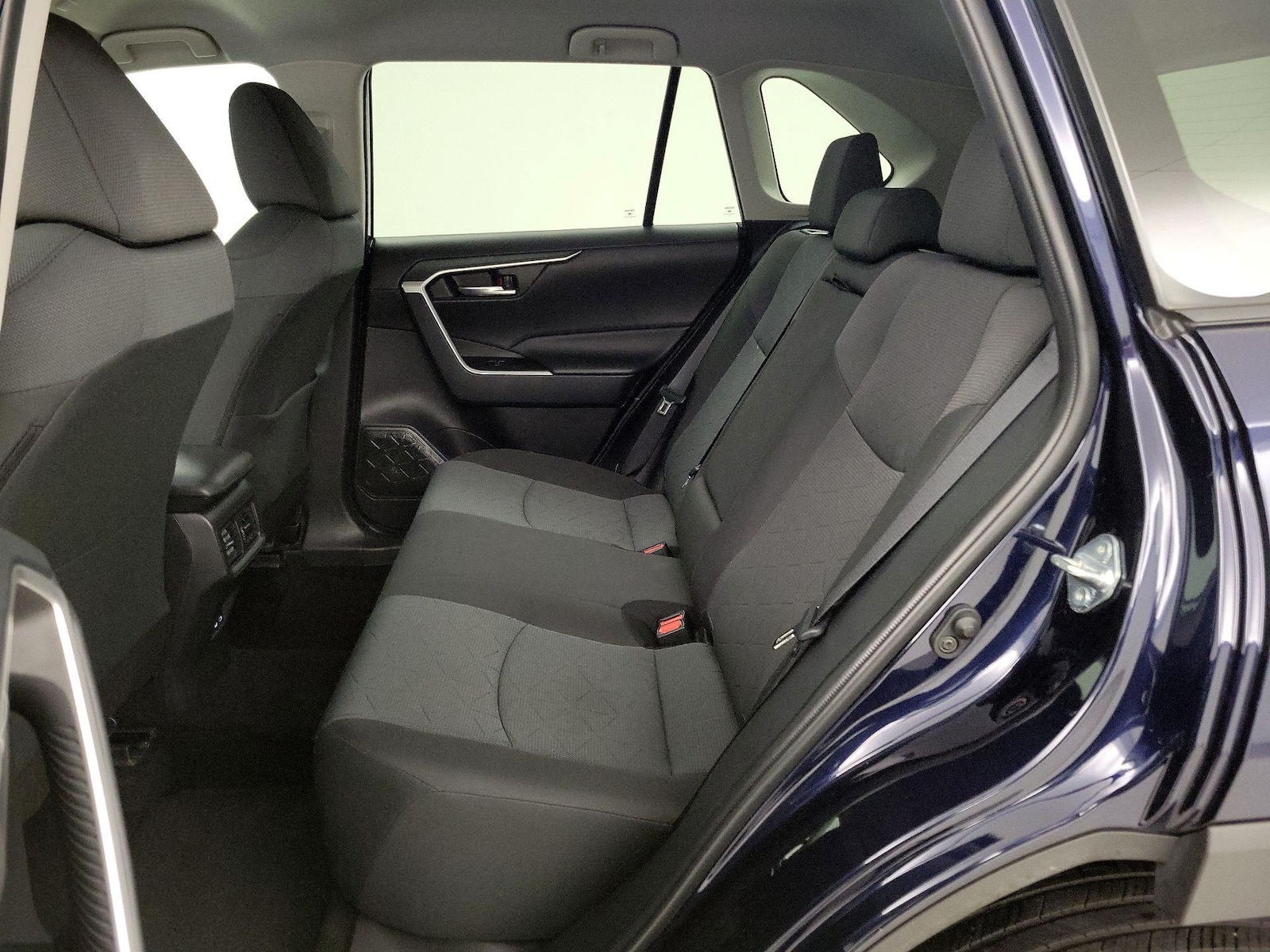 2025 Toyota RAV4 XLE - Photo 19