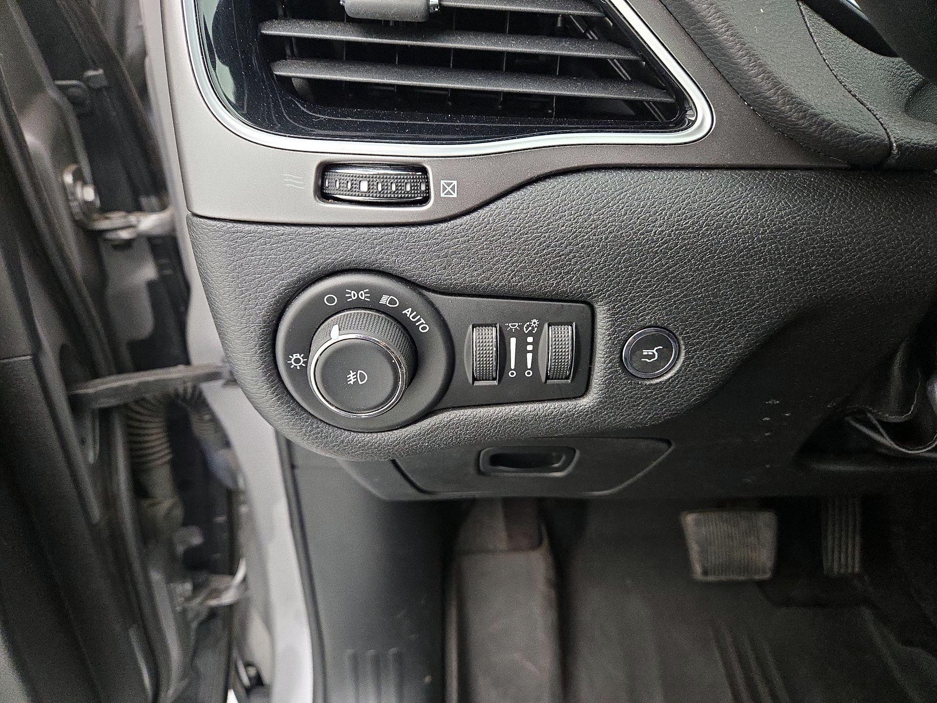 Thumbnail: 2019 Jeep Cherokee - 11