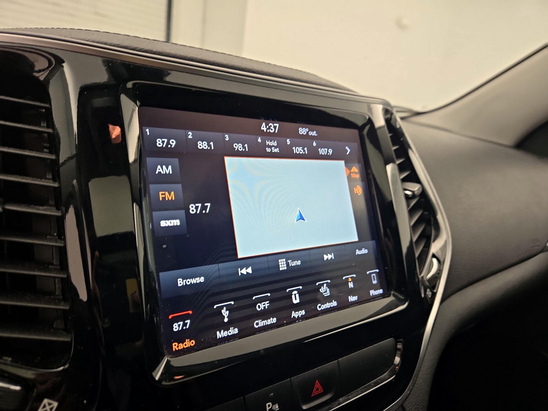 Thumbnail: 2019 Jeep Cherokee - 12