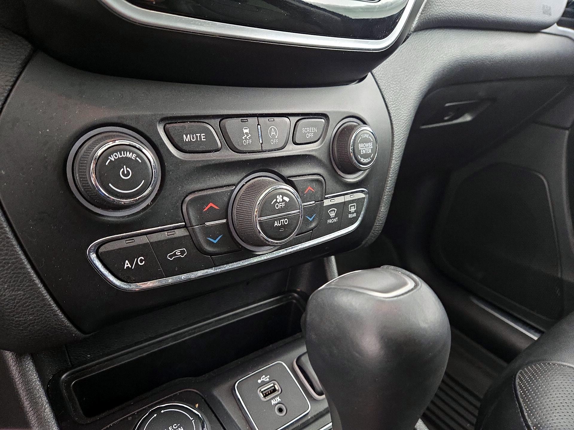 Thumbnail: 2019 Jeep Cherokee - 15