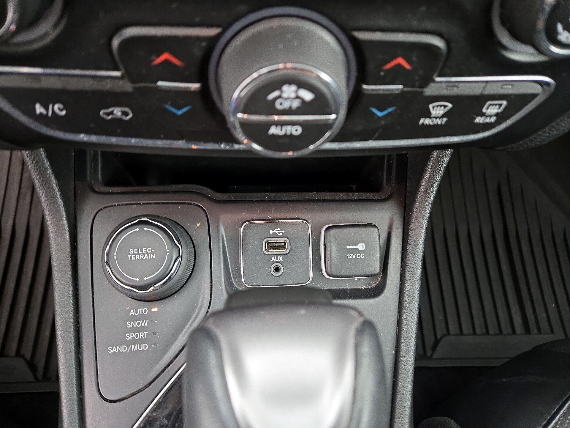 Thumbnail: 2019 Jeep Cherokee - 17