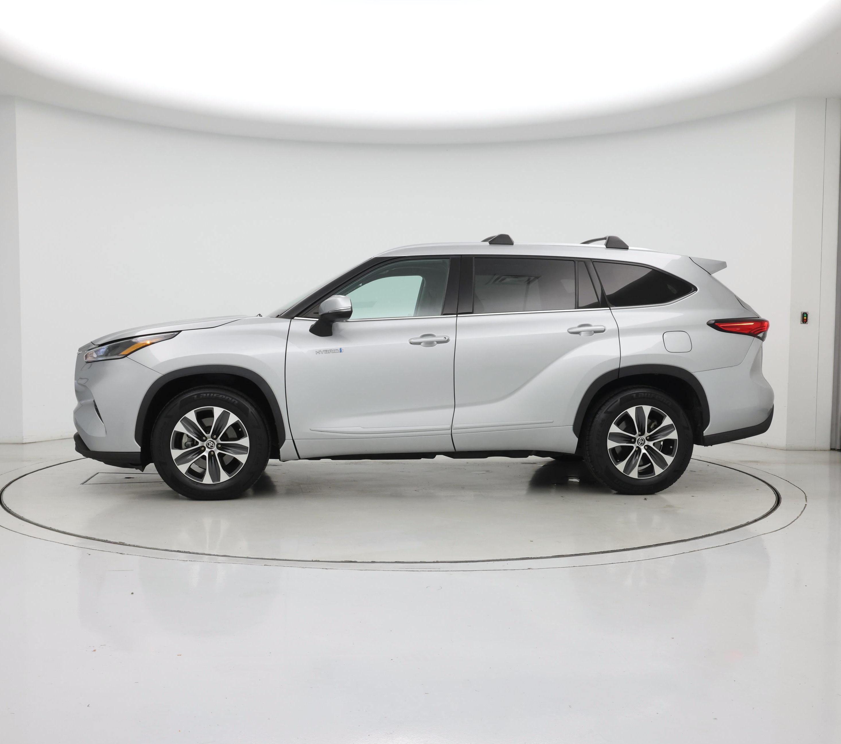 Thumbnail: 2021 Toyota Highlander - 3
