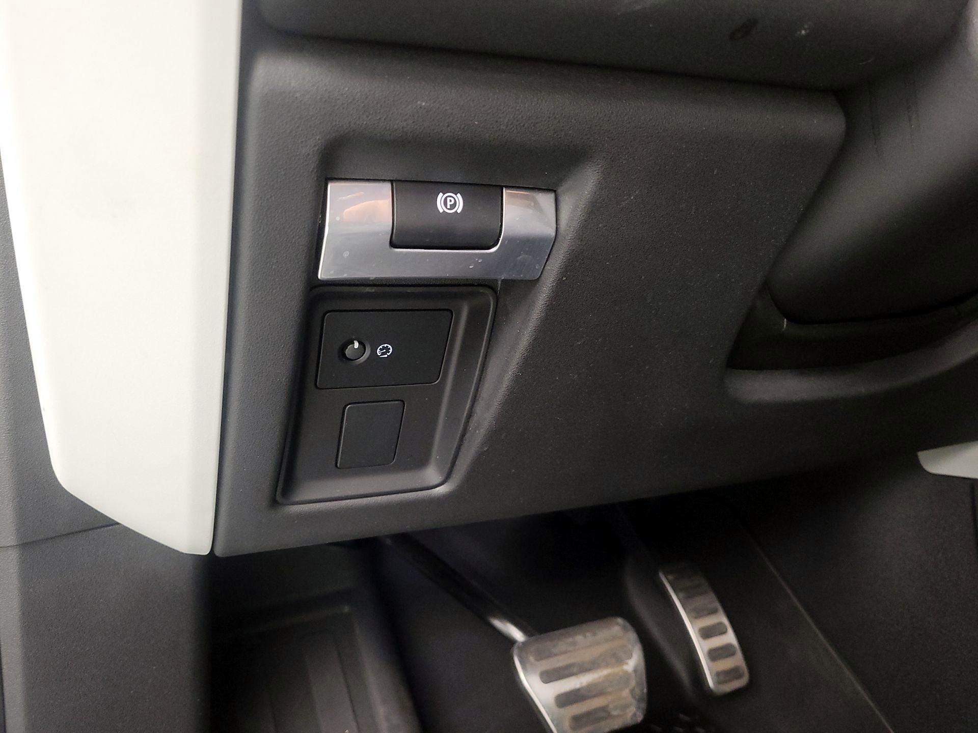 Thumbnail: 2020 Land Rover Defender - 13