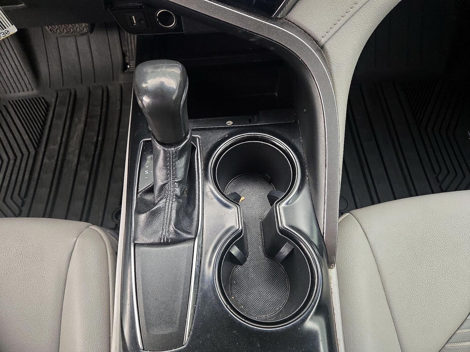 2019 Toyota Camry SE - Photo 16