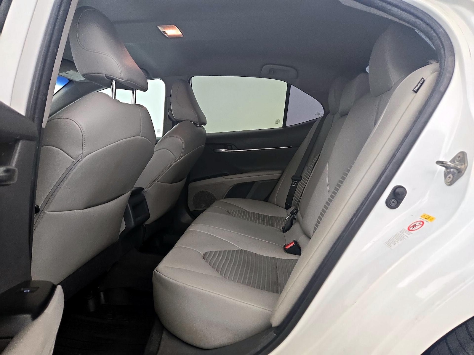 2019 Toyota Camry SE - Photo 18