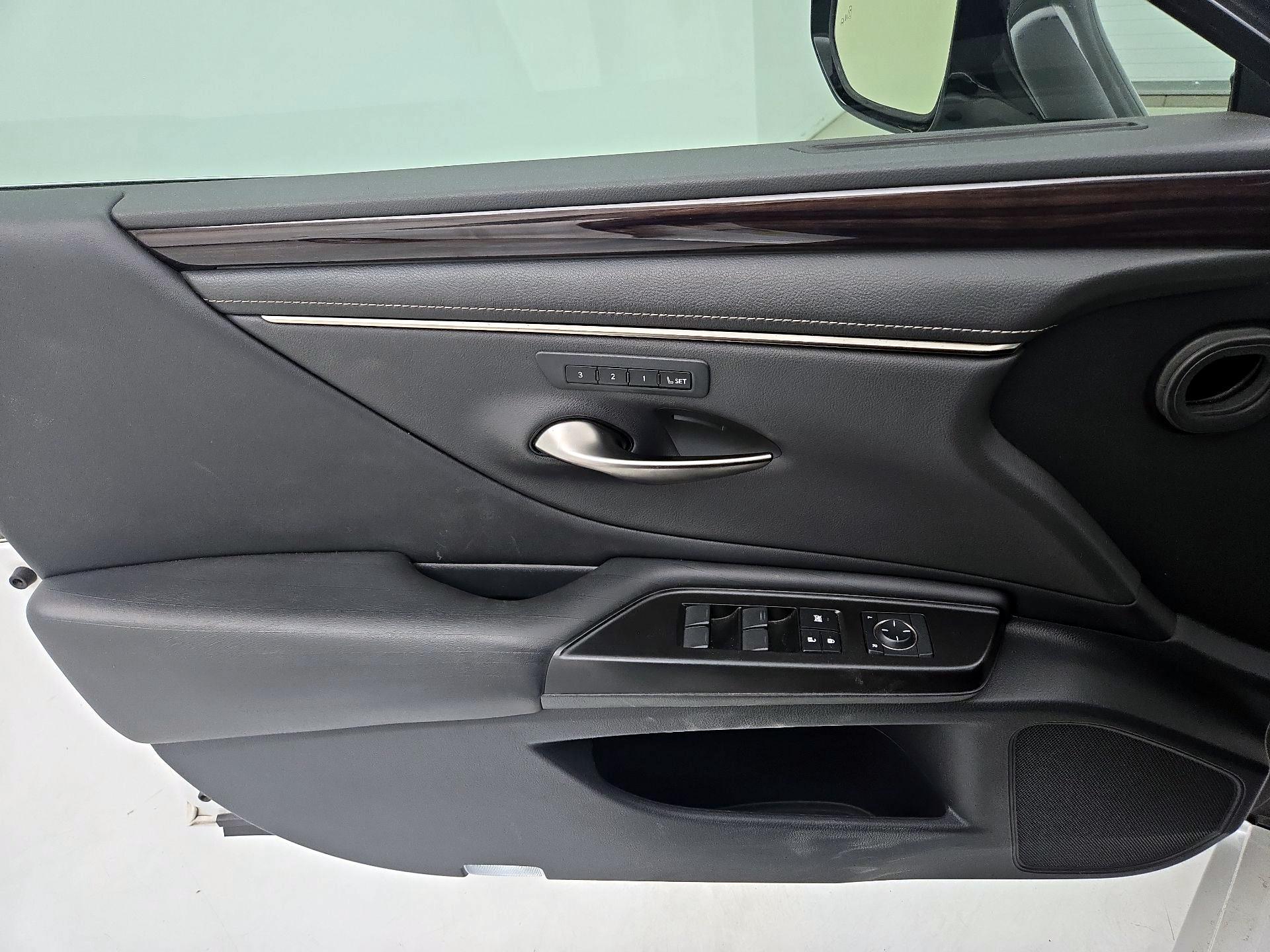 Thumbnail: 2019 Lexus ES - 10