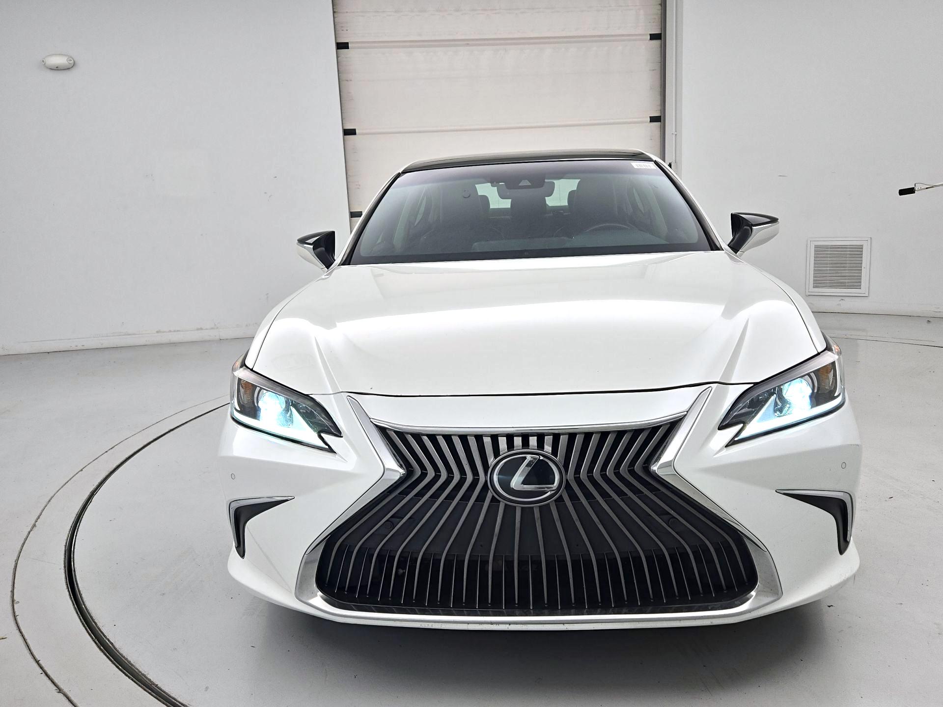 Thumbnail: 2019 Lexus ES - 2