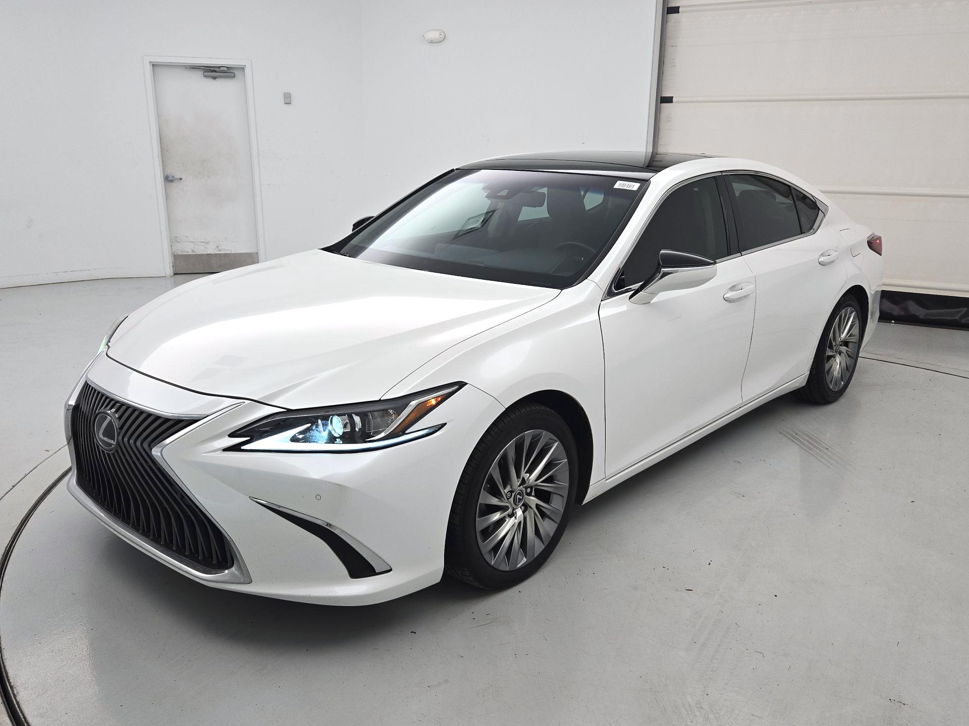 Thumbnail: 2019 Lexus ES - 3
