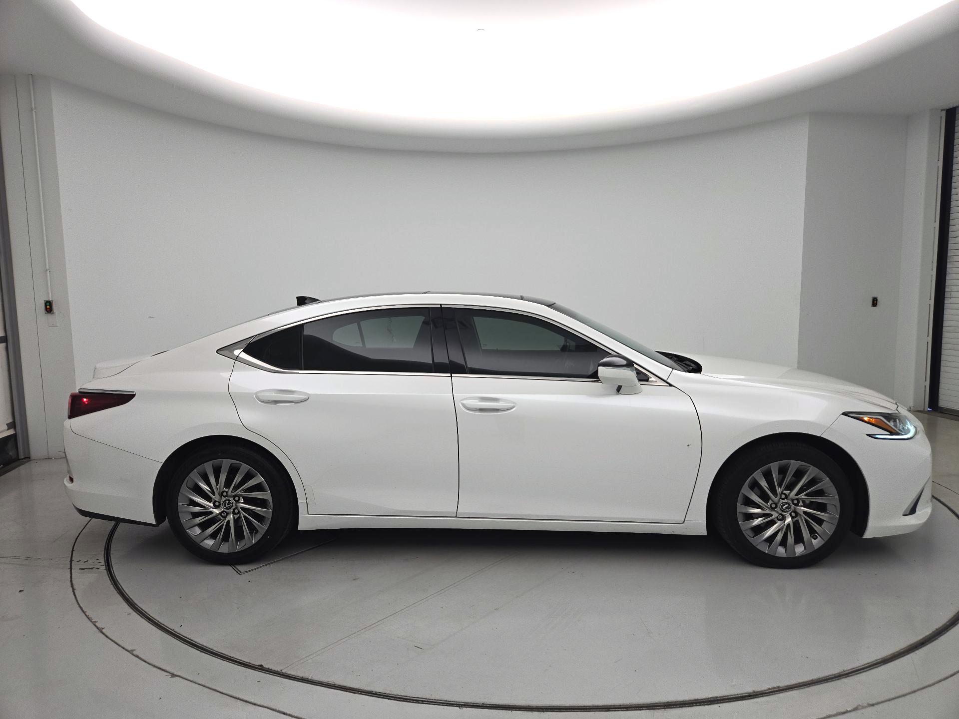 Thumbnail: 2019 Lexus ES - 4