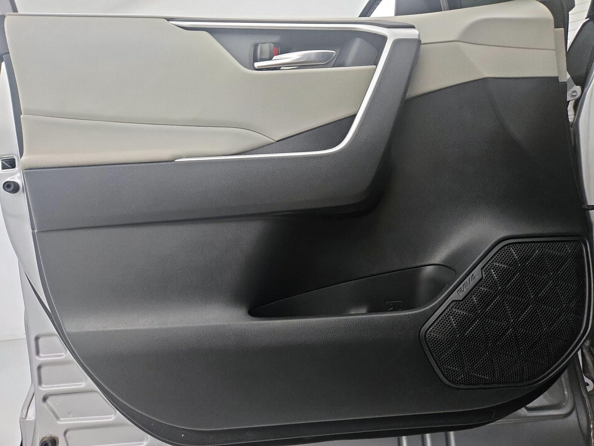 Thumbnail: 2022 Toyota RAV4 - 10