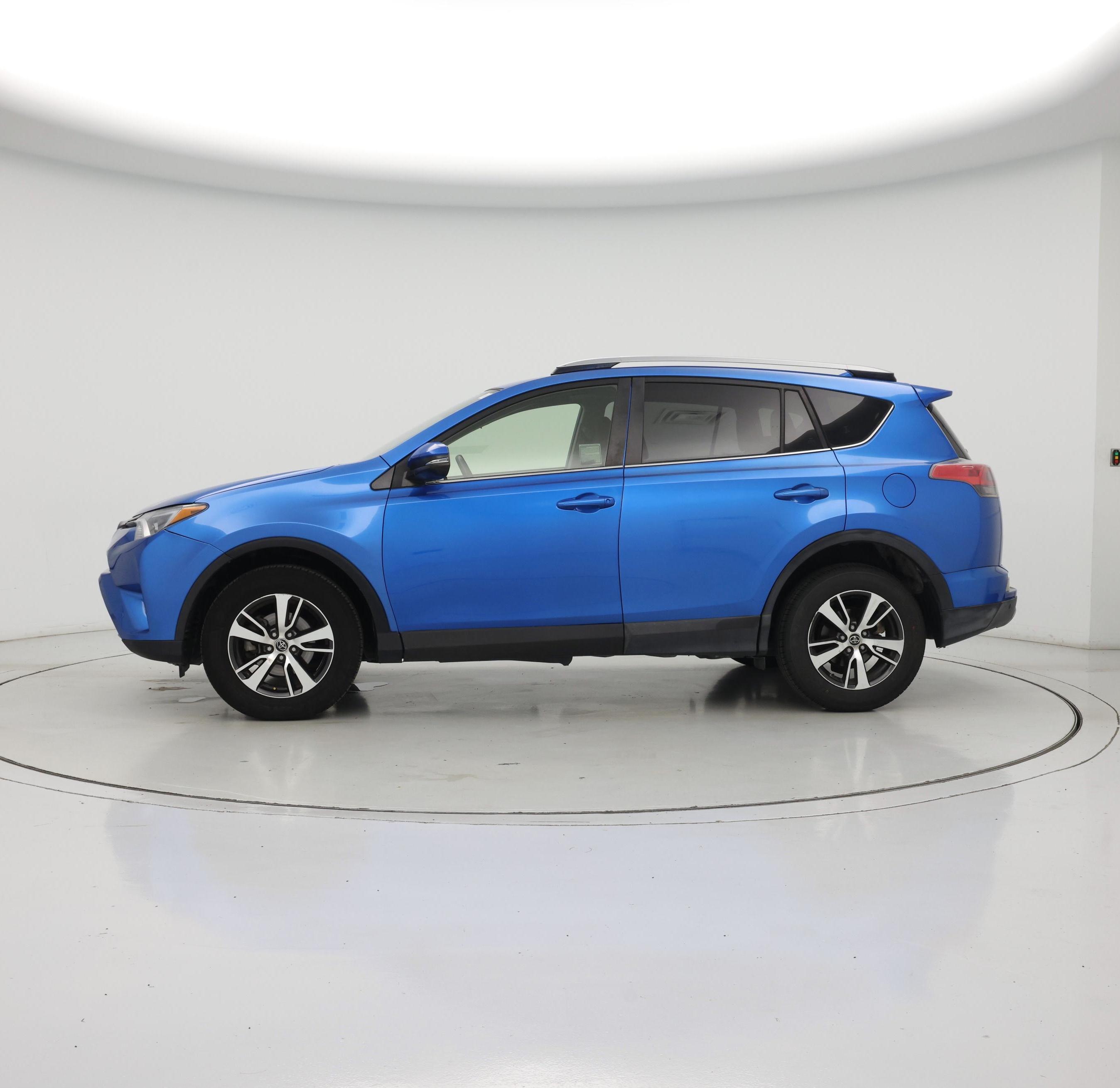 Thumbnail: 2017 Toyota RAV4 - 3
