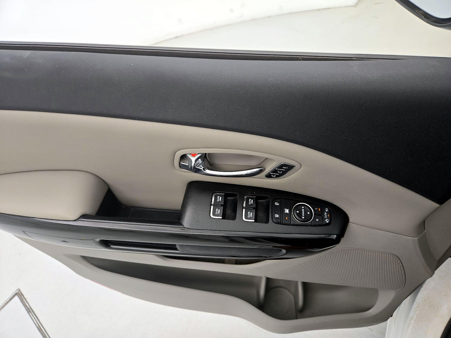 Thumbnail: 2020 Kia Sedona - 12