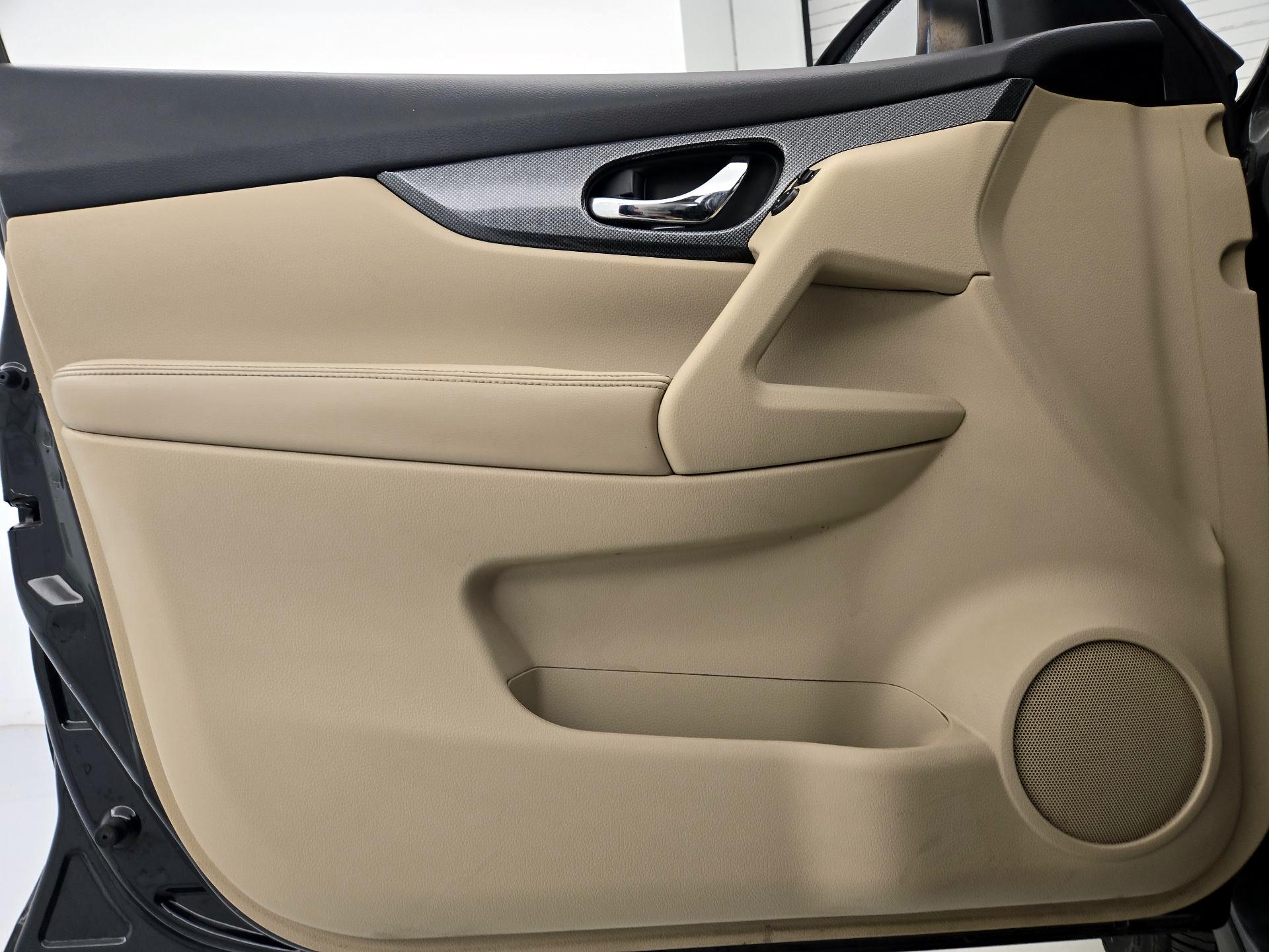 Thumbnail: 2015 Nissan Rogue - 10
