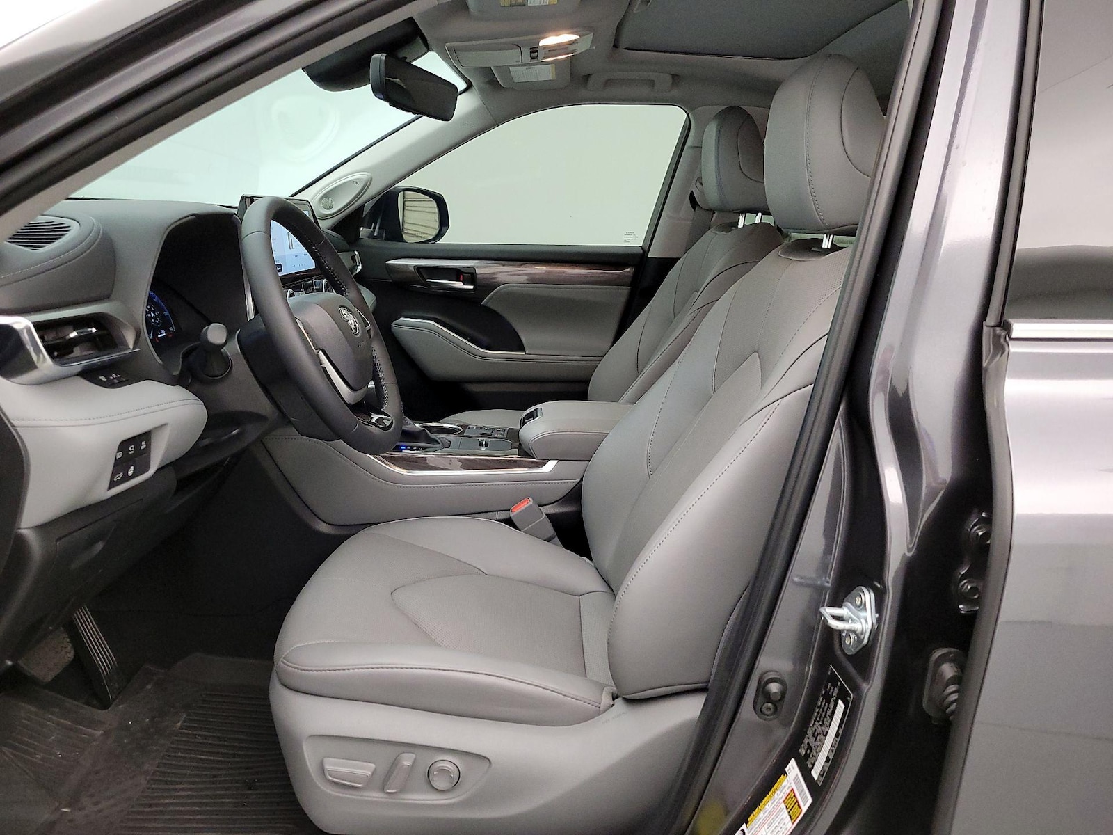 2025 Toyota Highlander Limited - Photo 12