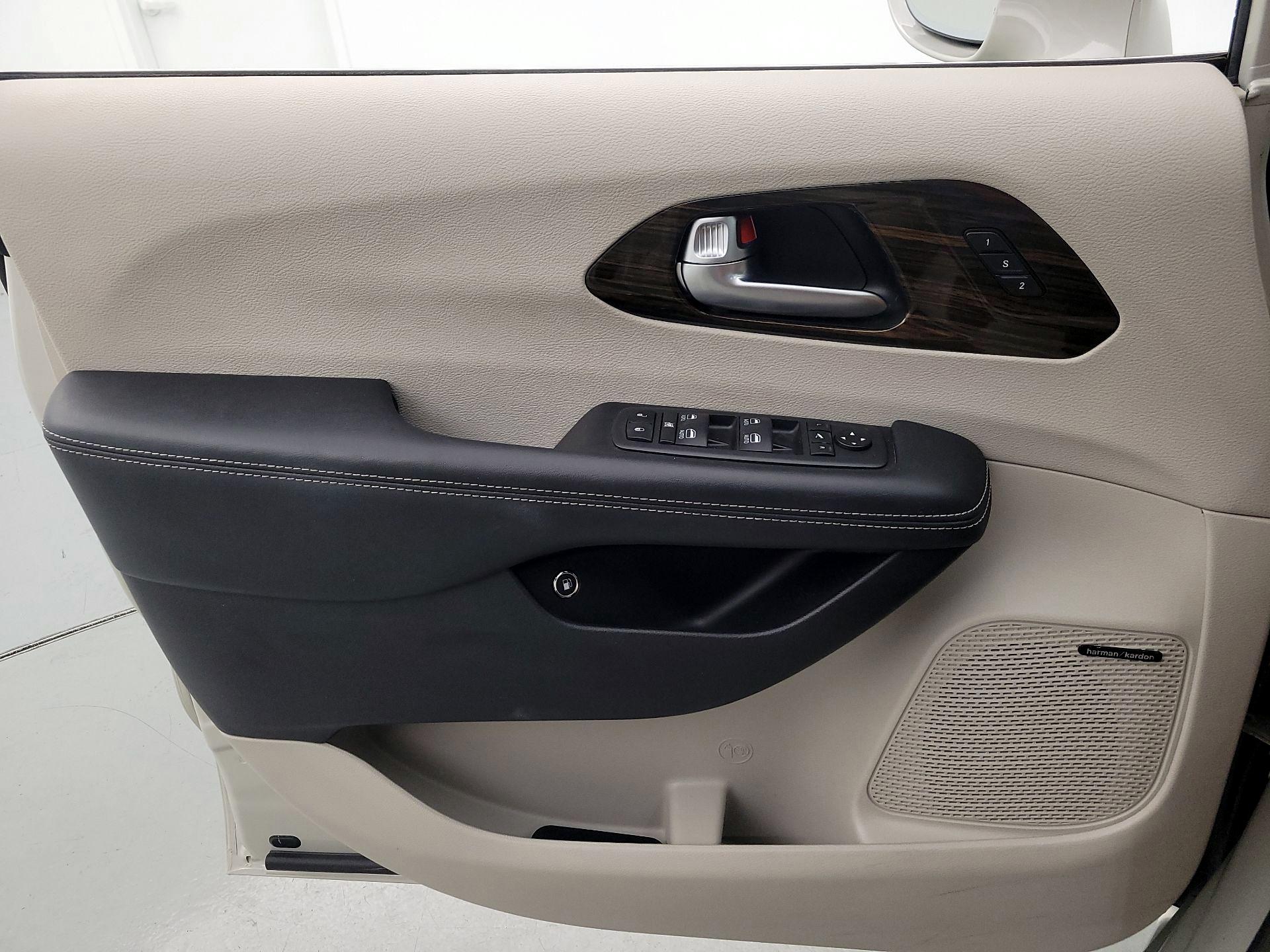 Thumbnail: 2021 Chrysler Pacifica - 12