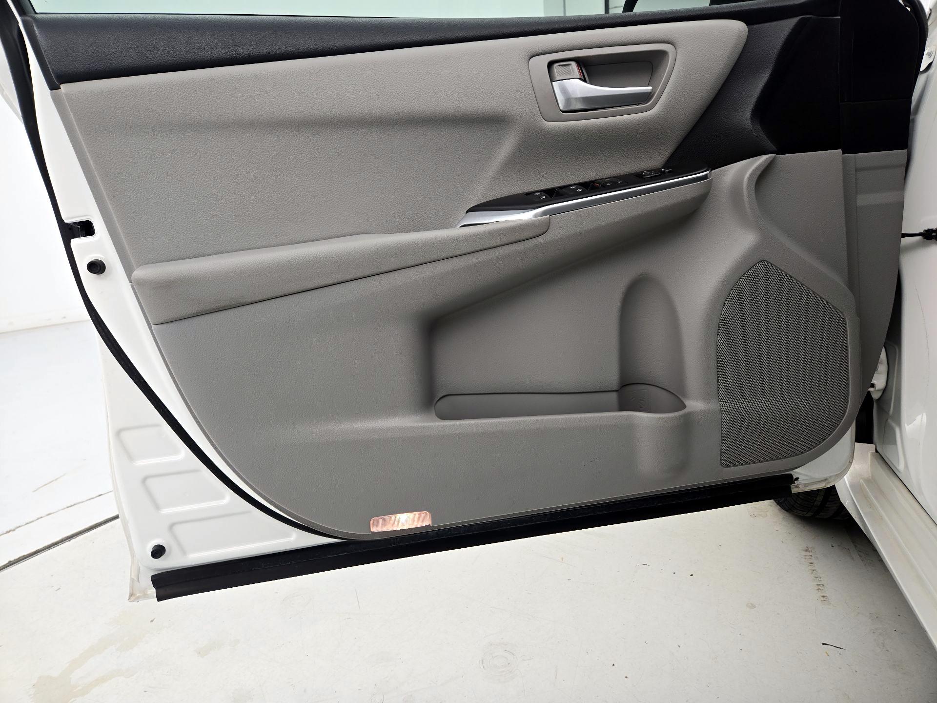 Thumbnail: 2017 Toyota Camry - 12