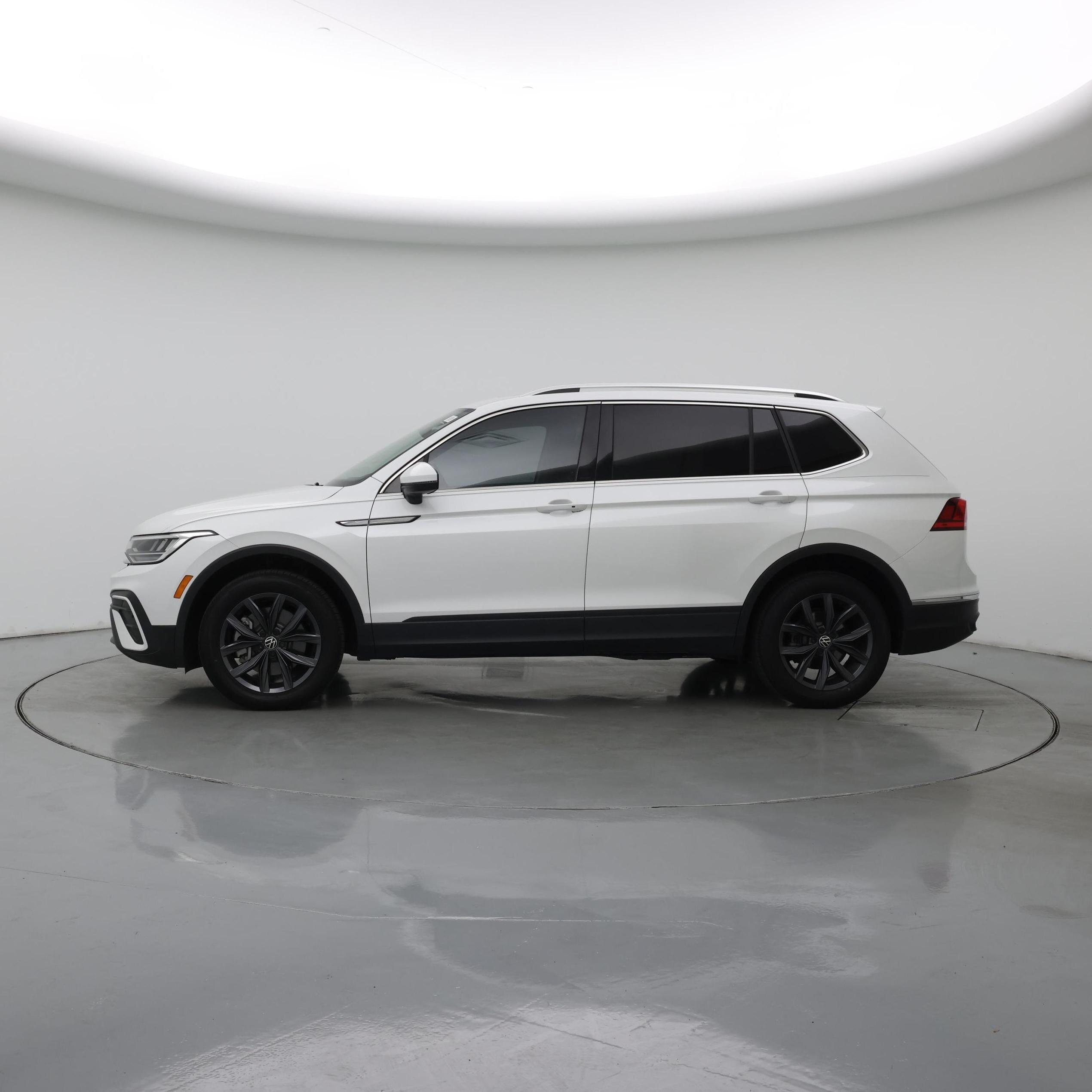 Thumbnail: 2023 Volkswagen Tiguan - 3