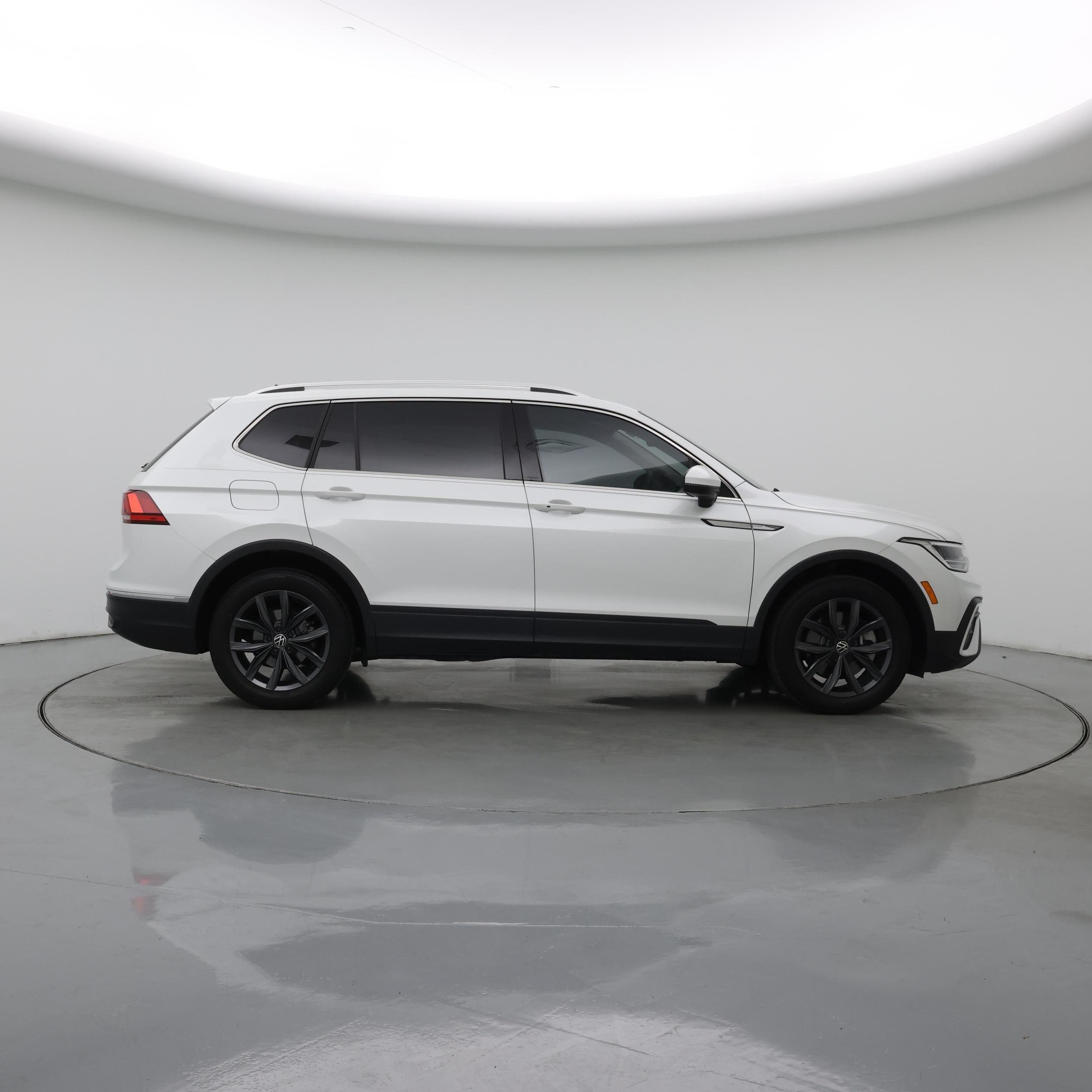 Thumbnail: 2023 Volkswagen Tiguan - 7
