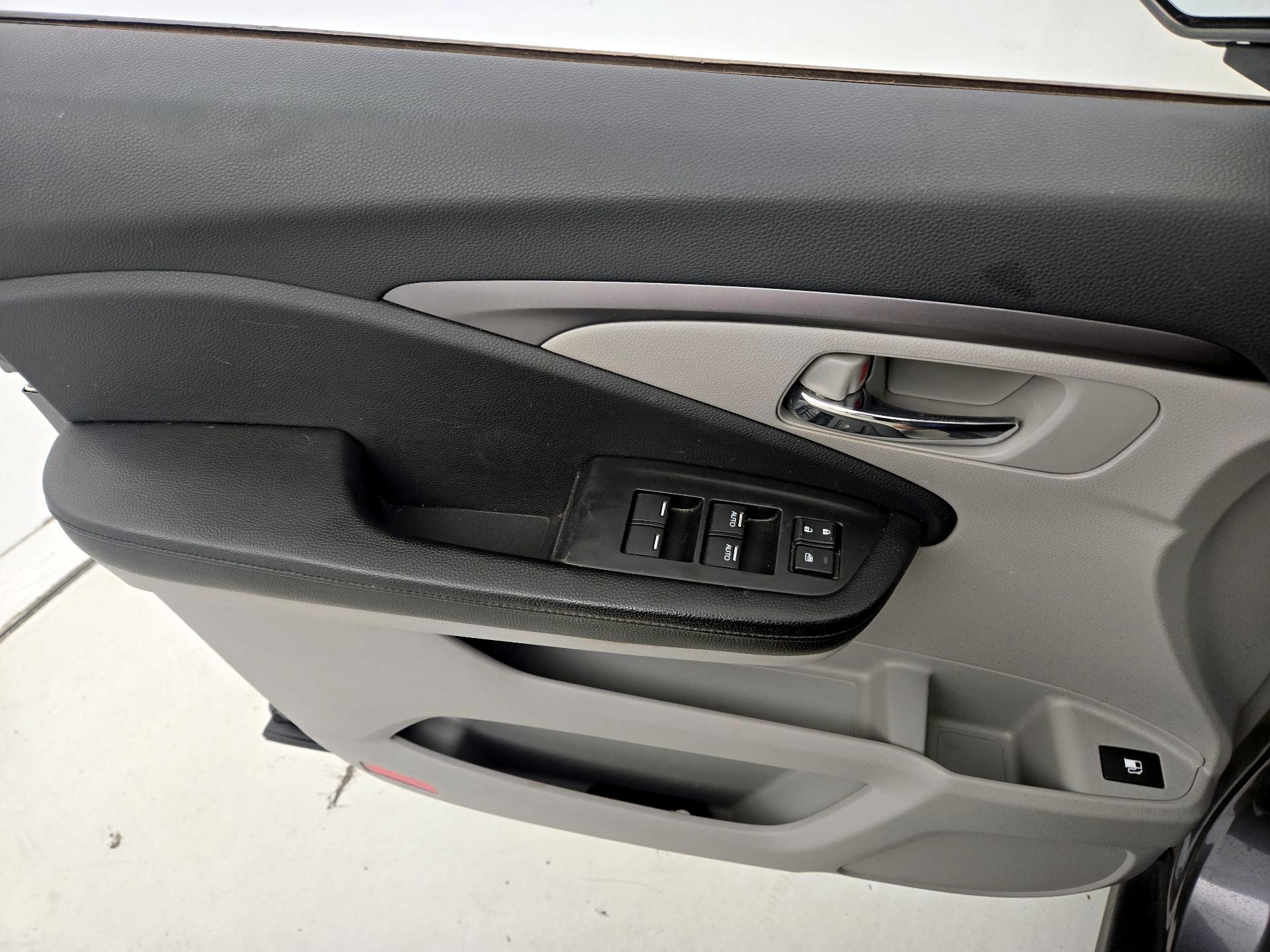 Thumbnail: 2017 Honda Pilot - 12