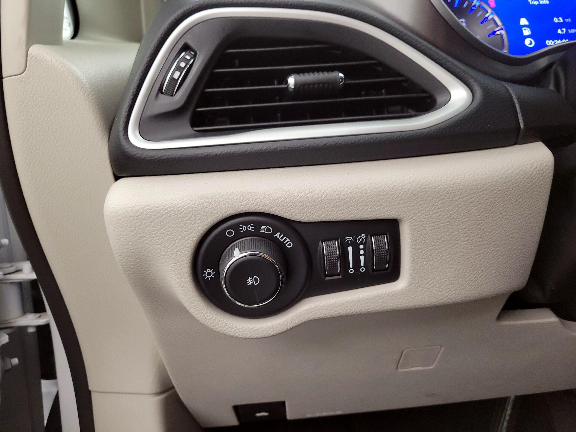 Thumbnail: 2023 Chrysler Pacifica - 13