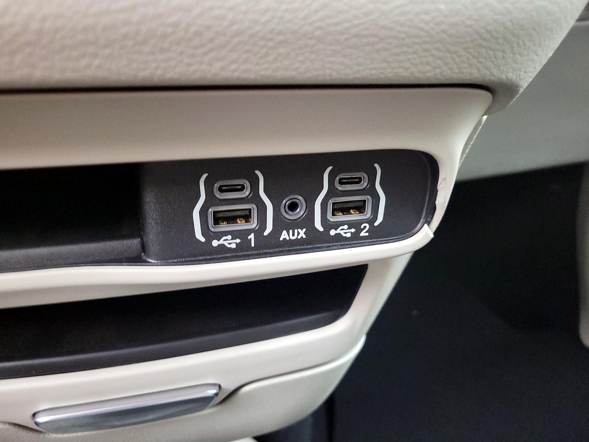 Thumbnail: 2023 Chrysler Pacifica - 18