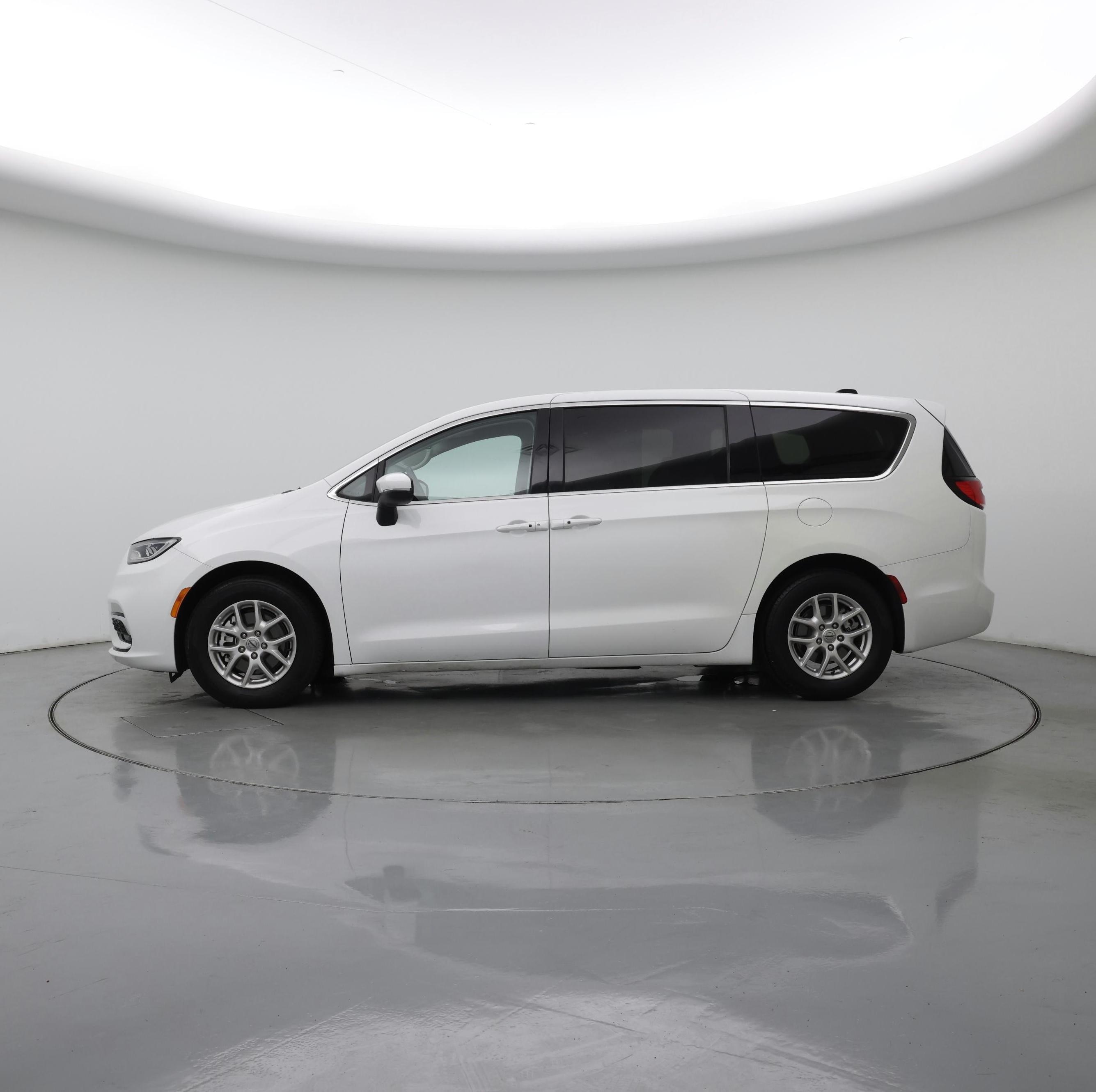 Thumbnail: 2023 Chrysler Pacifica - 3