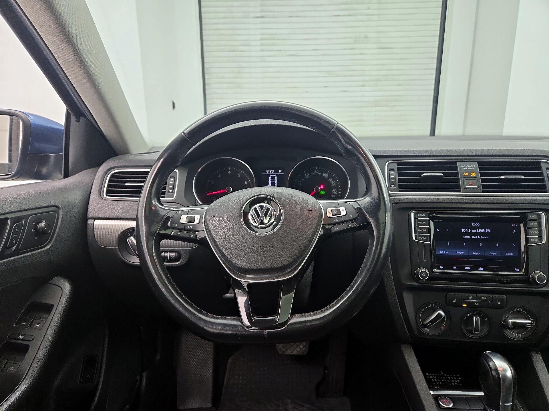 Thumbnail: 2017 Volkswagen Jetta - 10