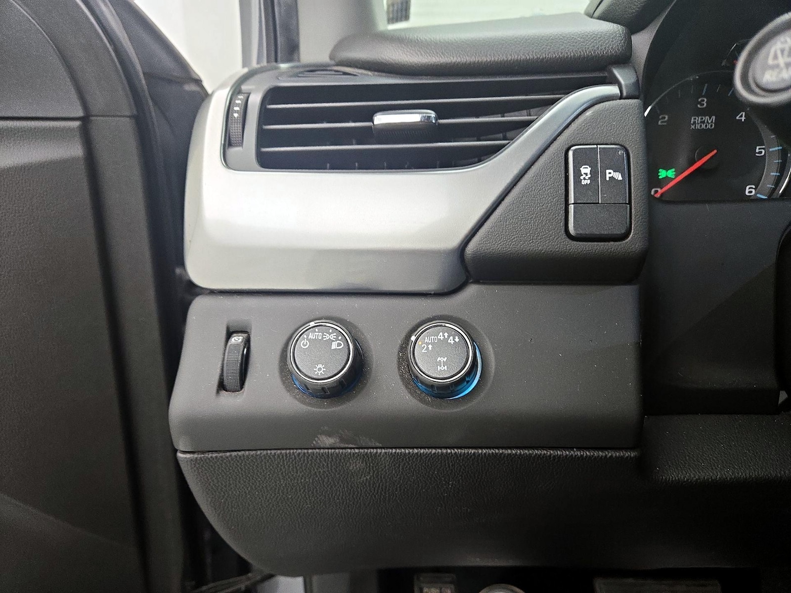 2020 Chevrolet Tahoe LS - Photo 14
