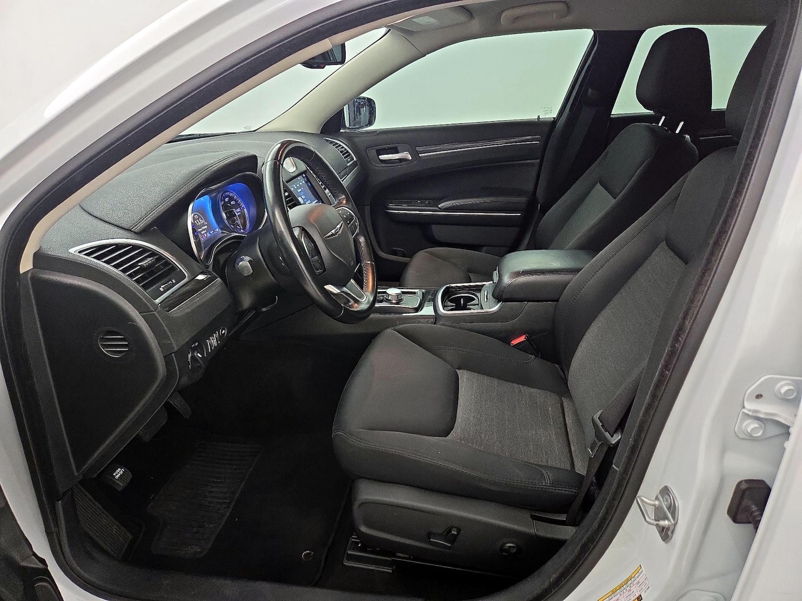 2020 Chrysler 300 Touring - Photo 12