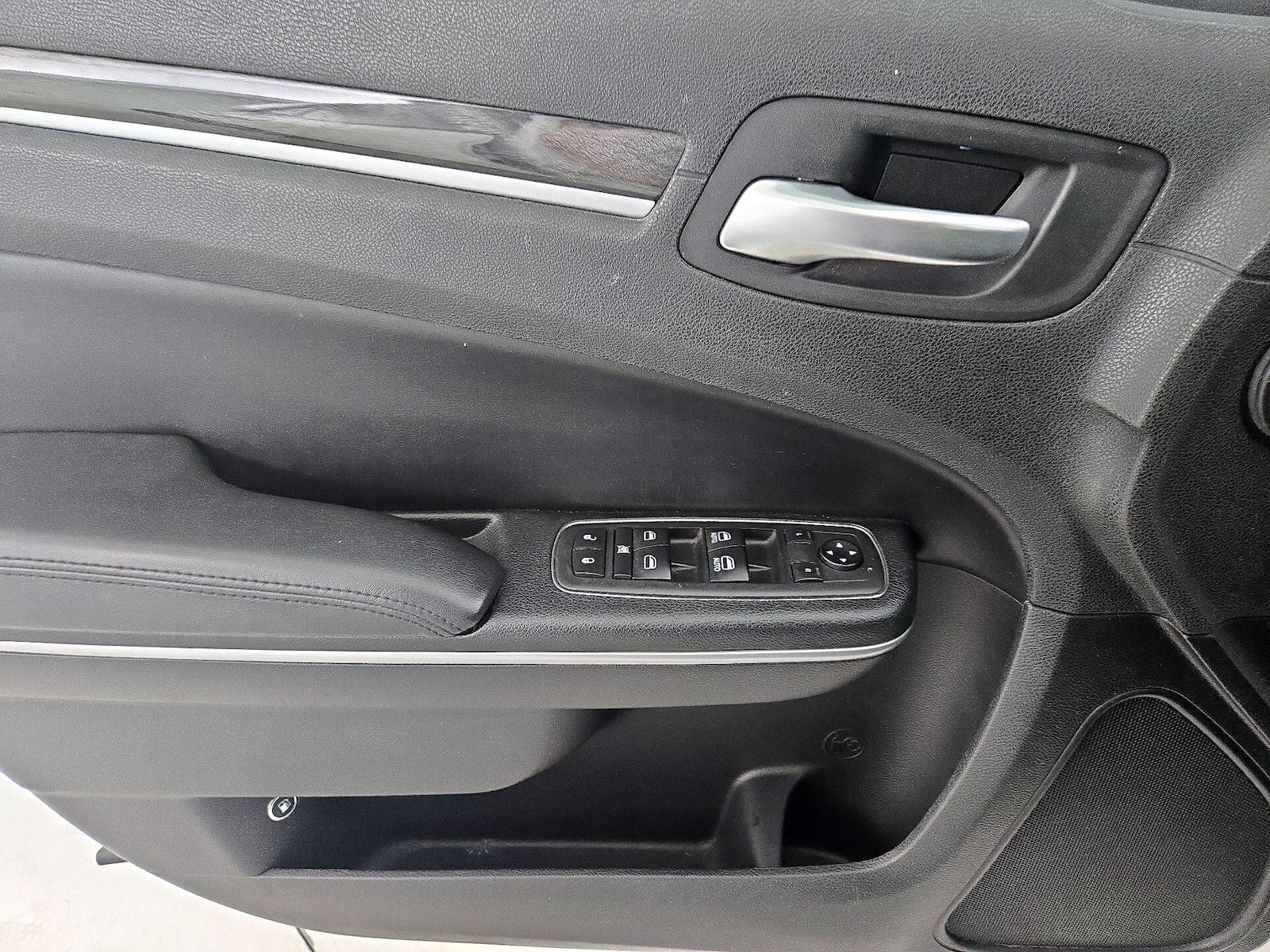 2020 Chrysler 300 Touring - Photo 13