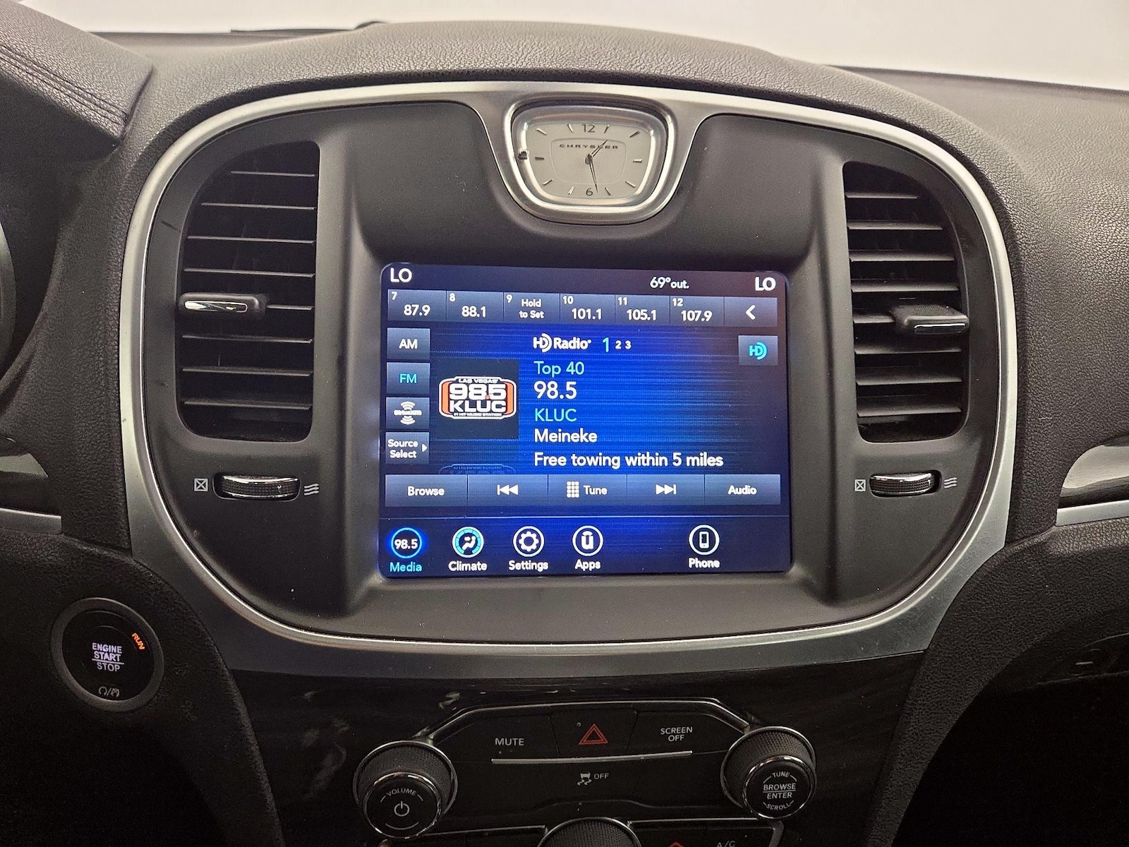2020 Chrysler 300 Touring - Photo 16