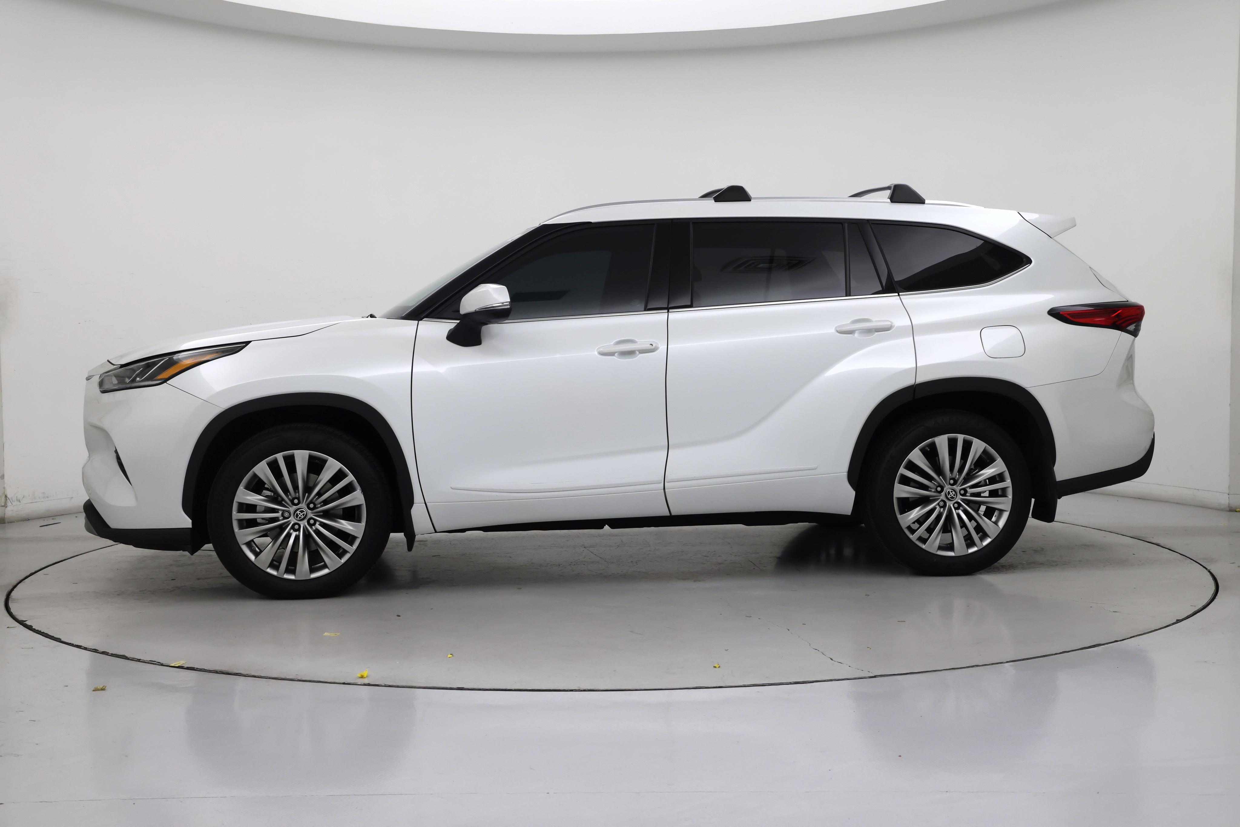 Thumbnail: 2022 Toyota Highlander - 3