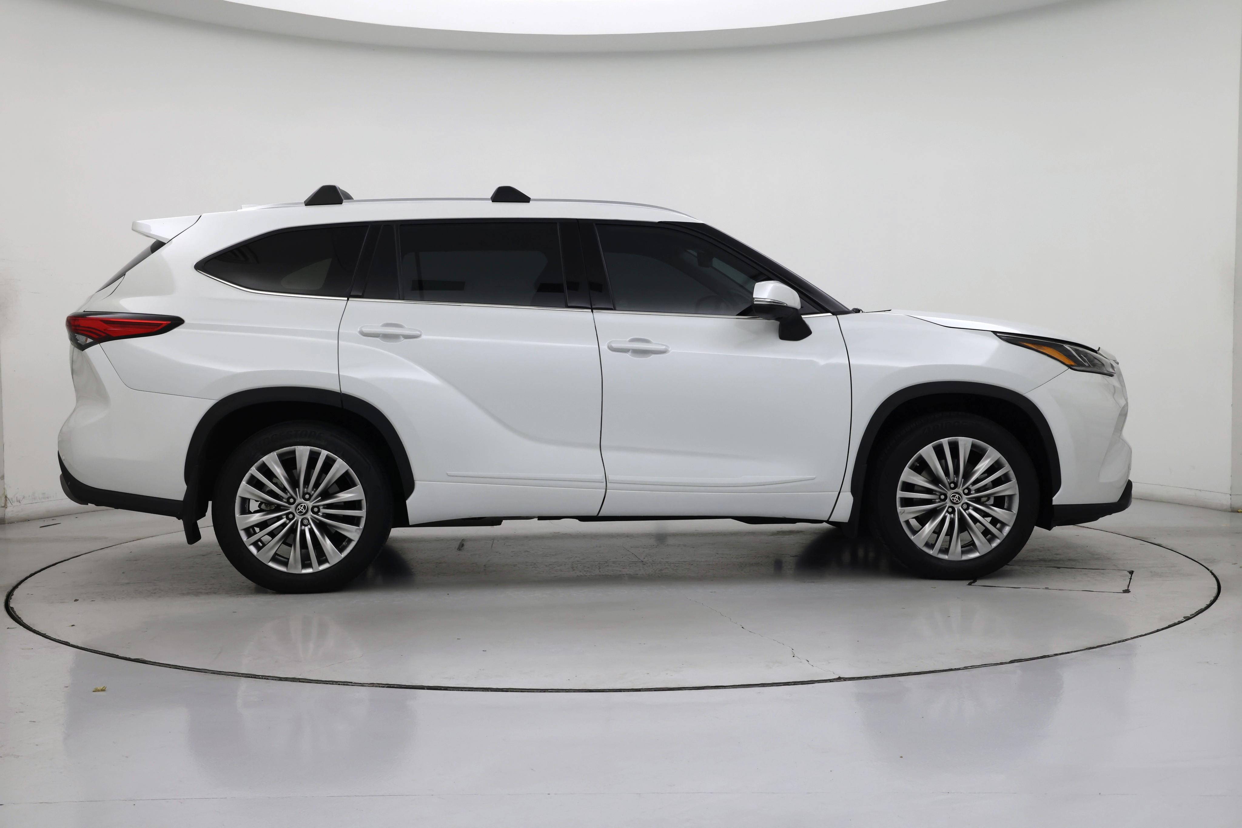Thumbnail: 2022 Toyota Highlander - 7
